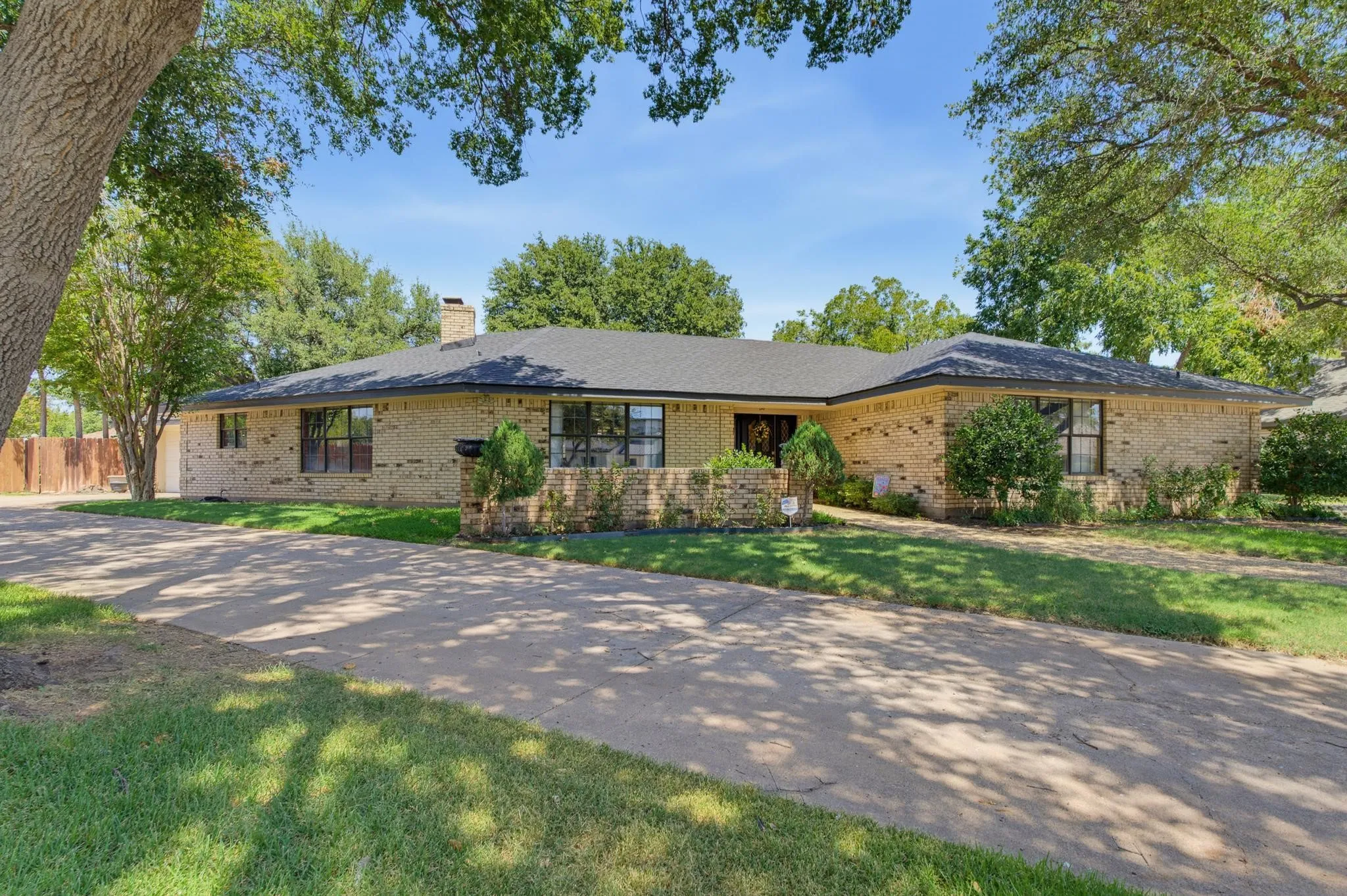 Single Family Residence For Sale in Taylor County , 38 Cypress Point Street, Abilene, Texas 79606, 3 Bedroom, 3 Bathroom, 2 Garage spaces, 2,498 Sqft, built in 1981, mls#21367479, Real Estate Agent in Abilene, Homes For Sale in Taylor county, Homes For Sale in Abilene, Realtor in Abilene Texas, Real Estate Brokerage Independent Realty Texas, Luminita Cordes Realtor