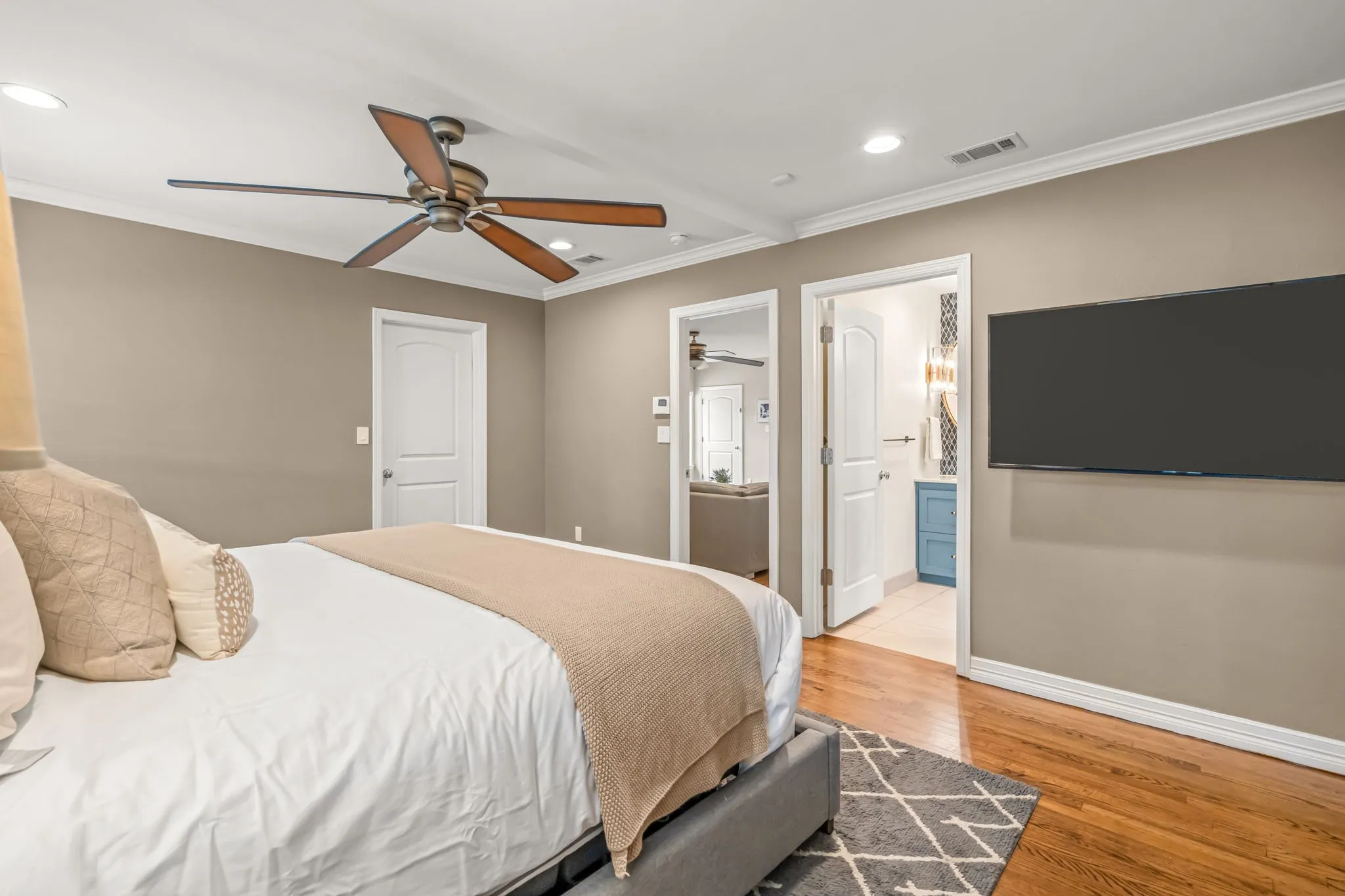 Single Family Residence For Sale in Tarrant County , 6324 Darwood Avenue, Fort Worth, Texas 76116, 4 Bedroom, 3 Bathroom, 2 Garage spaces, 2,504 Sqft, built in 1942, mls#21369253, Real Estate Agent in Fort Worth, Homes For Sale in Tarrant county, Homes For Sale in Fort Worth, Realtor in Fort Worth Texas, Real Estate Brokerage Independent Realty Texas, Luminita Cordes Realtor