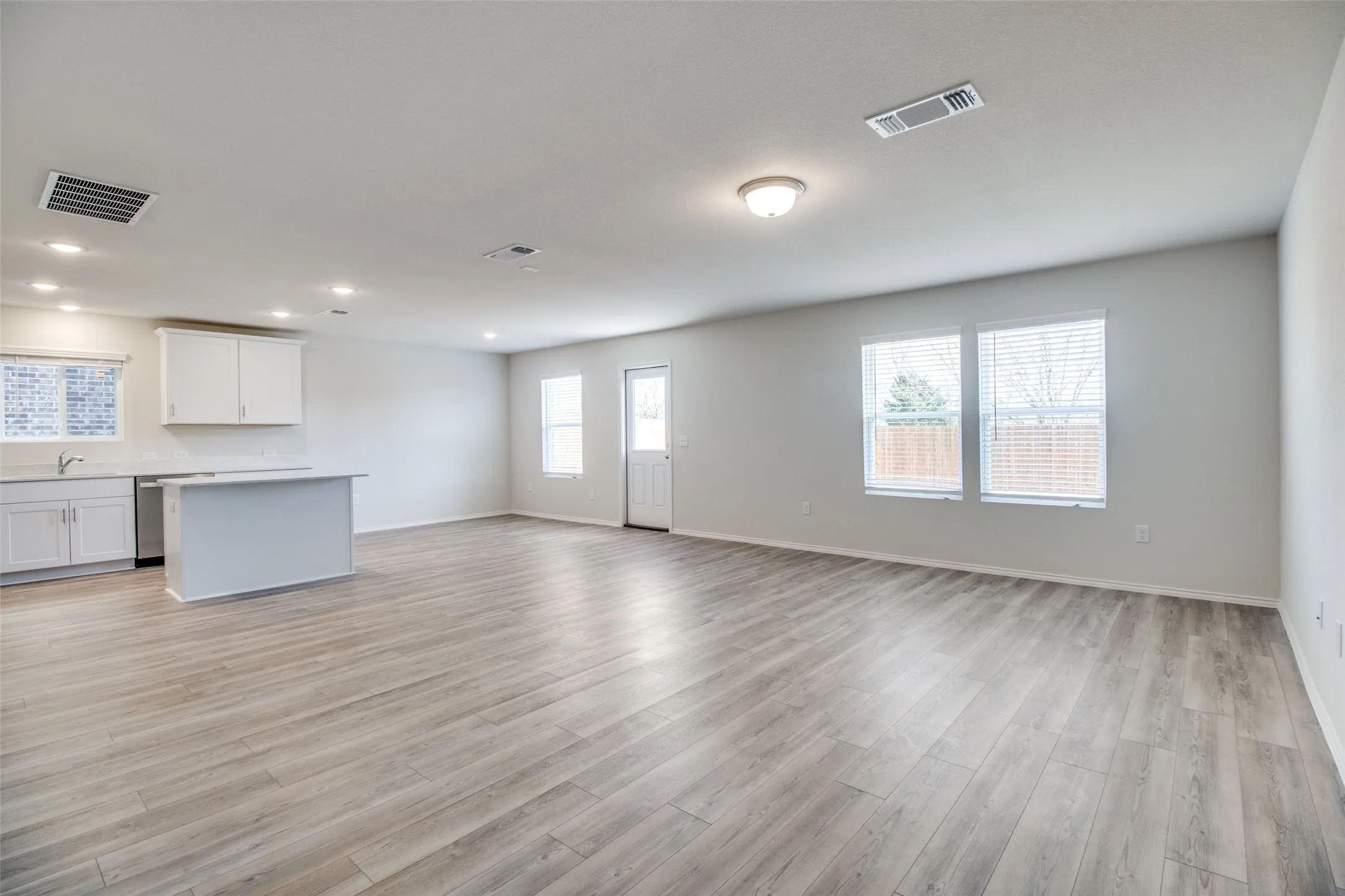 Single Family Residence For Rent in Grayson County , 337 Glenwick Lane, Van Alstyne, Texas 75495, 4 Bedroom, 3 Bathroom, 2 Garage spaces, 2,395 Sqft, built in 2022, mls#21367265, Real Estate Agent in Van Alstyne, Homes For Rent in Grayson county, Homes For Rent in Van Alstyne, Realtor in Van Alstyne Texas, Real Estate Brokerage Independent Realty Texas, Luminita Cordes Realtor