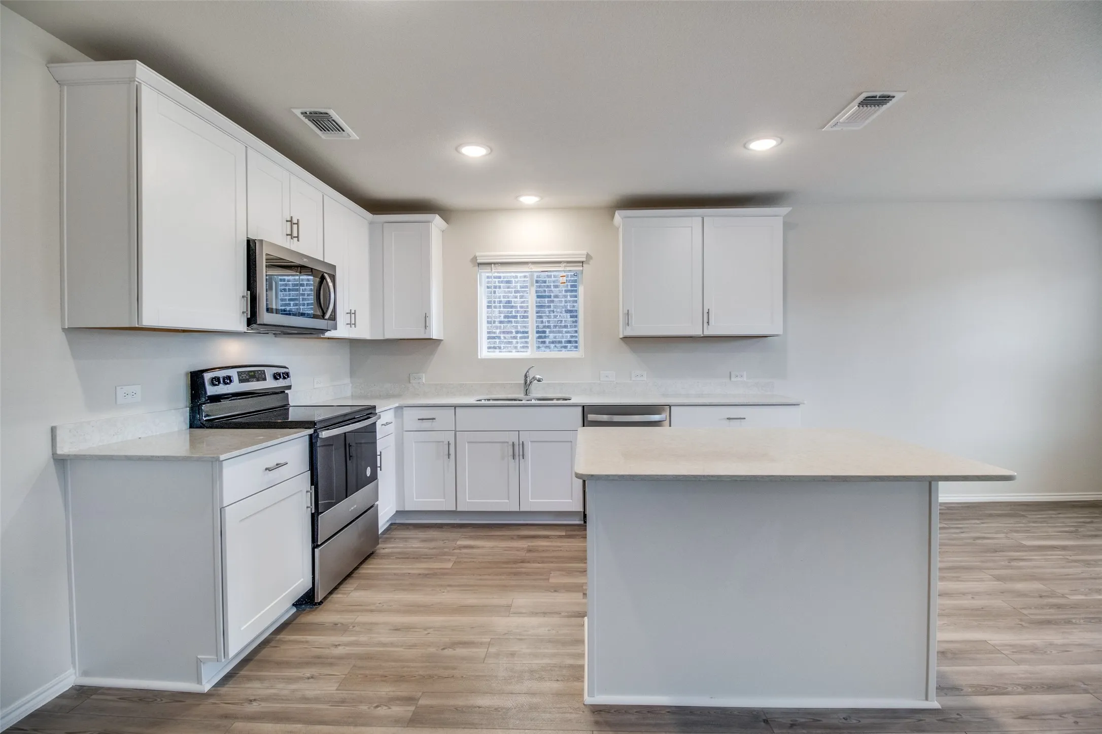 Single Family Residence For Rent in Grayson County , 337 Glenwick Lane, Van Alstyne, Texas 75495, 4 Bedroom, 3 Bathroom, 2 Garage spaces, 2,395 Sqft, built in 2022, mls#21367265, Real Estate Agent in Van Alstyne, Homes For Rent in Grayson county, Homes For Rent in Van Alstyne, Realtor in Van Alstyne Texas, Real Estate Brokerage Independent Realty Texas, Luminita Cordes Realtor
