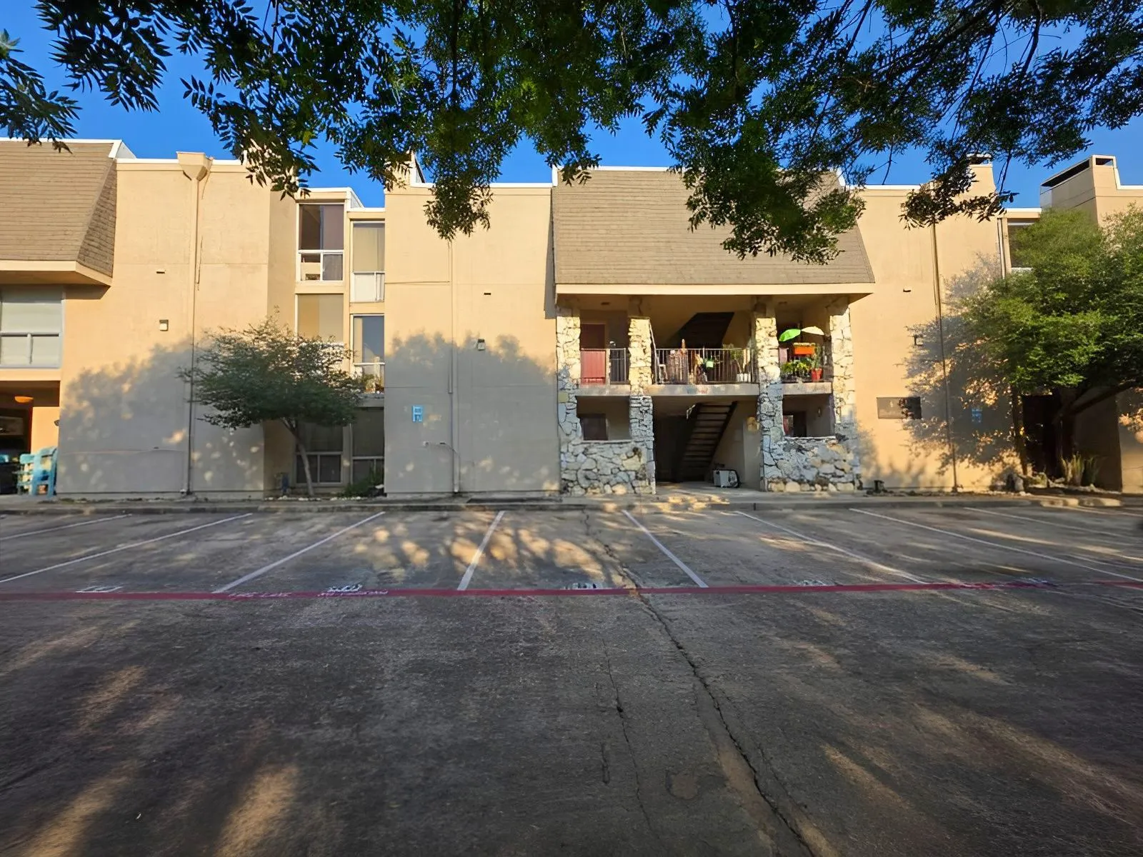 Condominium For Sale in Dallas County , 4044 Buena Vista Street 214, Dallas, Texas 75204, 1 Bedroom, 2 Bathroom, Garage spaces, 720 Sqft, built in 1972, mls#21369569, Real Estate Agent in Dallas, Homes For Sale in Dallas county, Homes For Sale in Dallas, Realtor in Dallas Texas, Real Estate Brokerage Independent Realty Texas, Luminita Cordes Realtor