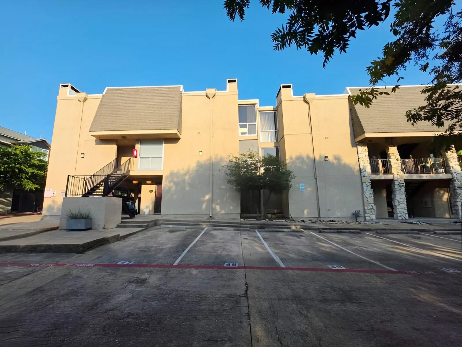 Condominium For Sale in Dallas County , 4044 Buena Vista Street 214, Dallas, Texas 75204, 1 Bedroom, 2 Bathroom, Garage spaces, 720 Sqft, built in 1972, mls#21369569, Real Estate Agent in Dallas, Homes For Sale in Dallas county, Homes For Sale in Dallas, Realtor in Dallas Texas, Real Estate Brokerage Independent Realty Texas, Luminita Cordes Realtor