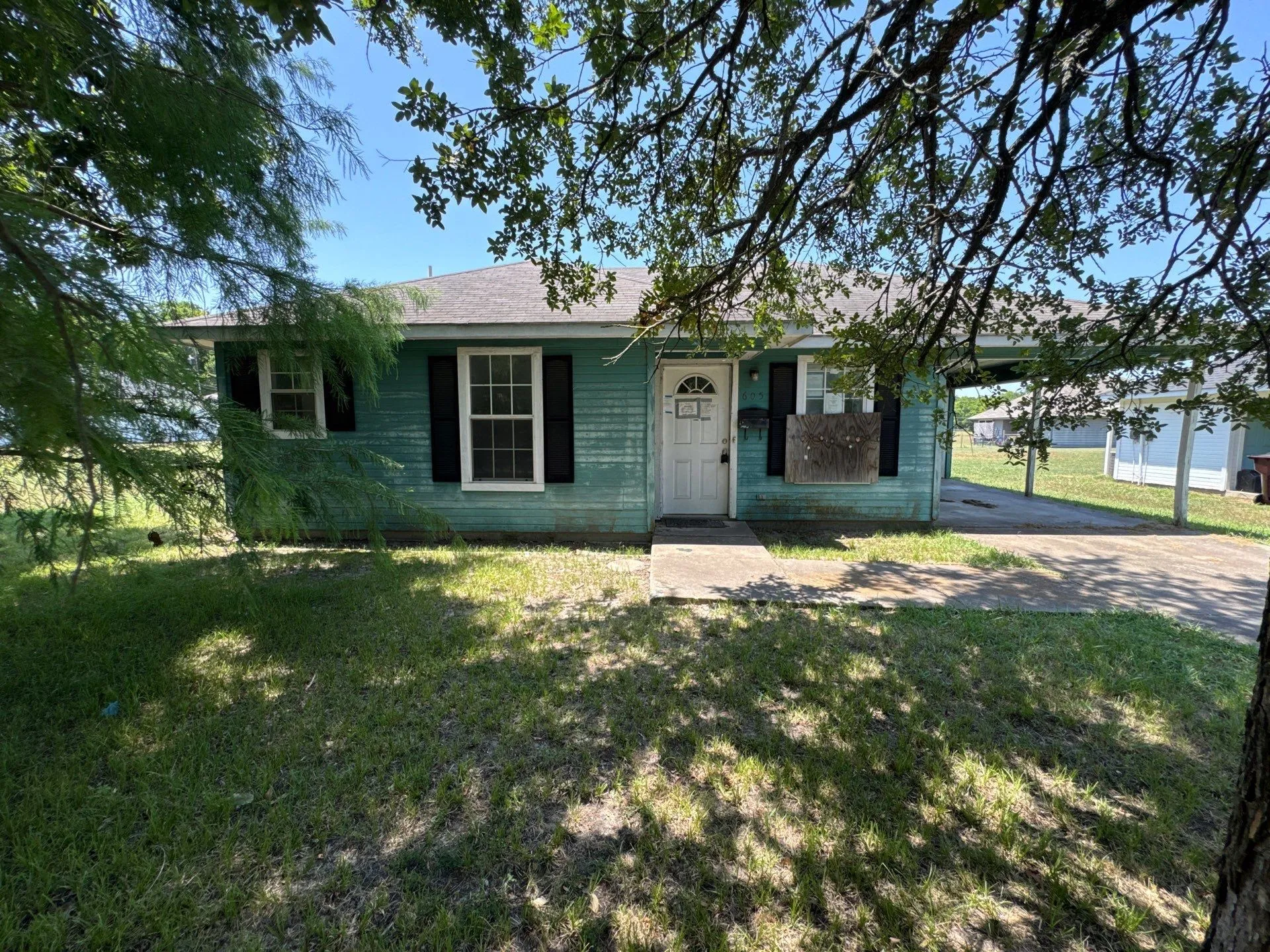 Single Family Residence For Sale in Fannin County , 605 Oldham Street, Bonham, Texas 75418, 2 Bedroom, 2 Bathroom, Garage spaces, 873 Sqft, built in 2001, mls#21367964, Real Estate Agent in Bonham, Homes For Sale in Fannin county, Homes For Sale in Bonham, Realtor in Bonham Texas, Real Estate Brokerage Independent Realty Texas, Luminita Cordes Realtor