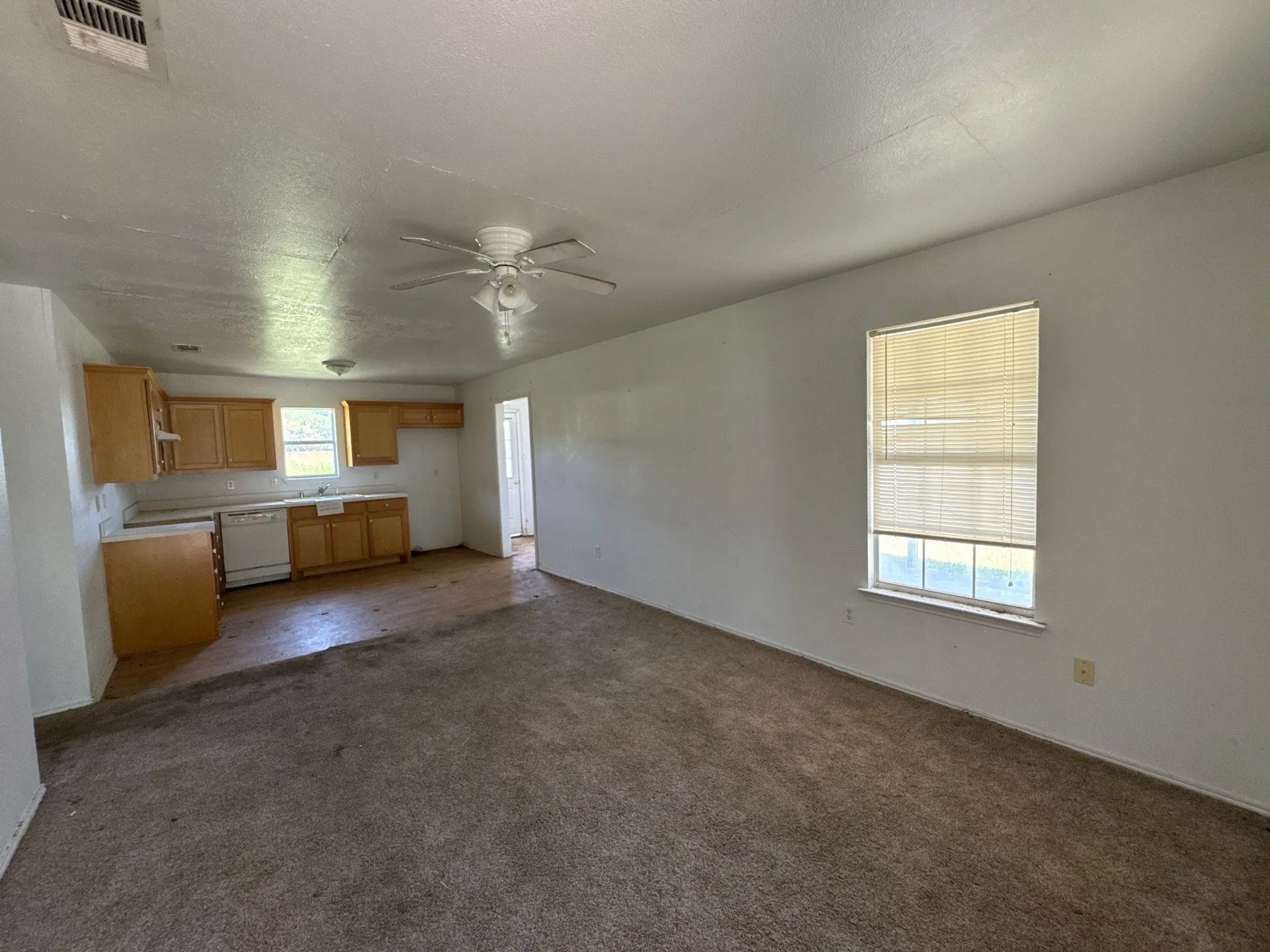 Single Family Residence For Sale in Fannin County , 605 Oldham Street, Bonham, Texas 75418, 2 Bedroom, 2 Bathroom, Garage spaces, 873 Sqft, built in 2001, mls#21367964, Real Estate Agent in Bonham, Homes For Sale in Fannin county, Homes For Sale in Bonham, Realtor in Bonham Texas, Real Estate Brokerage Independent Realty Texas, Luminita Cordes Realtor