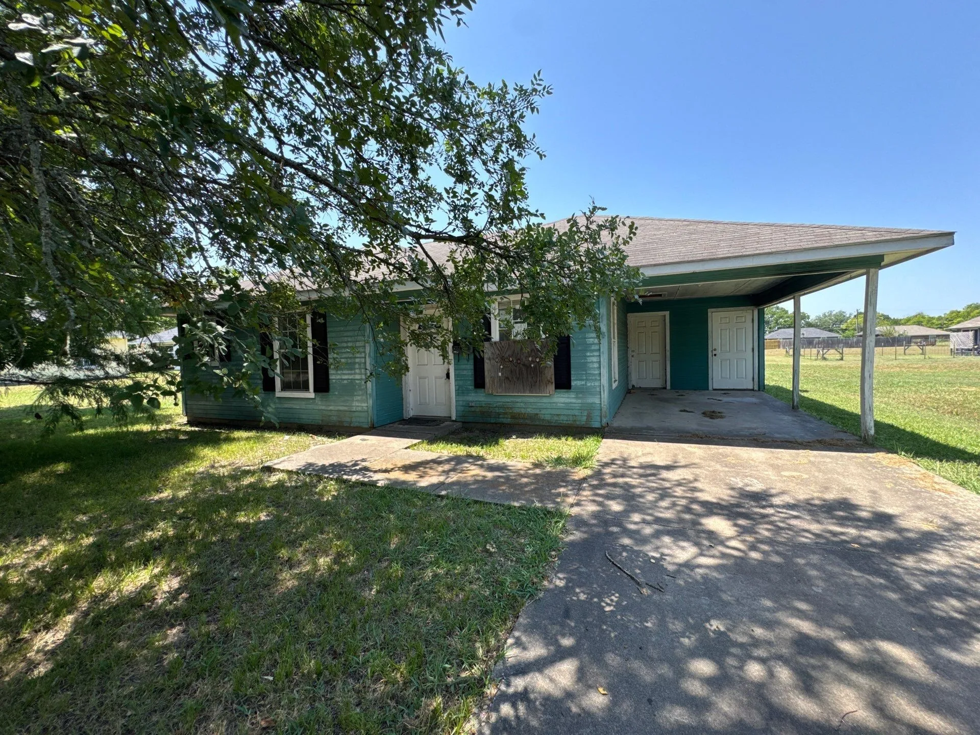 Single Family Residence For Sale in Fannin County , 605 Oldham Street, Bonham, Texas 75418, 2 Bedroom, 2 Bathroom, Garage spaces, 873 Sqft, built in 2001, mls#21367964, Real Estate Agent in Bonham, Homes For Sale in Fannin county, Homes For Sale in Bonham, Realtor in Bonham Texas, Real Estate Brokerage Independent Realty Texas, Luminita Cordes Realtor