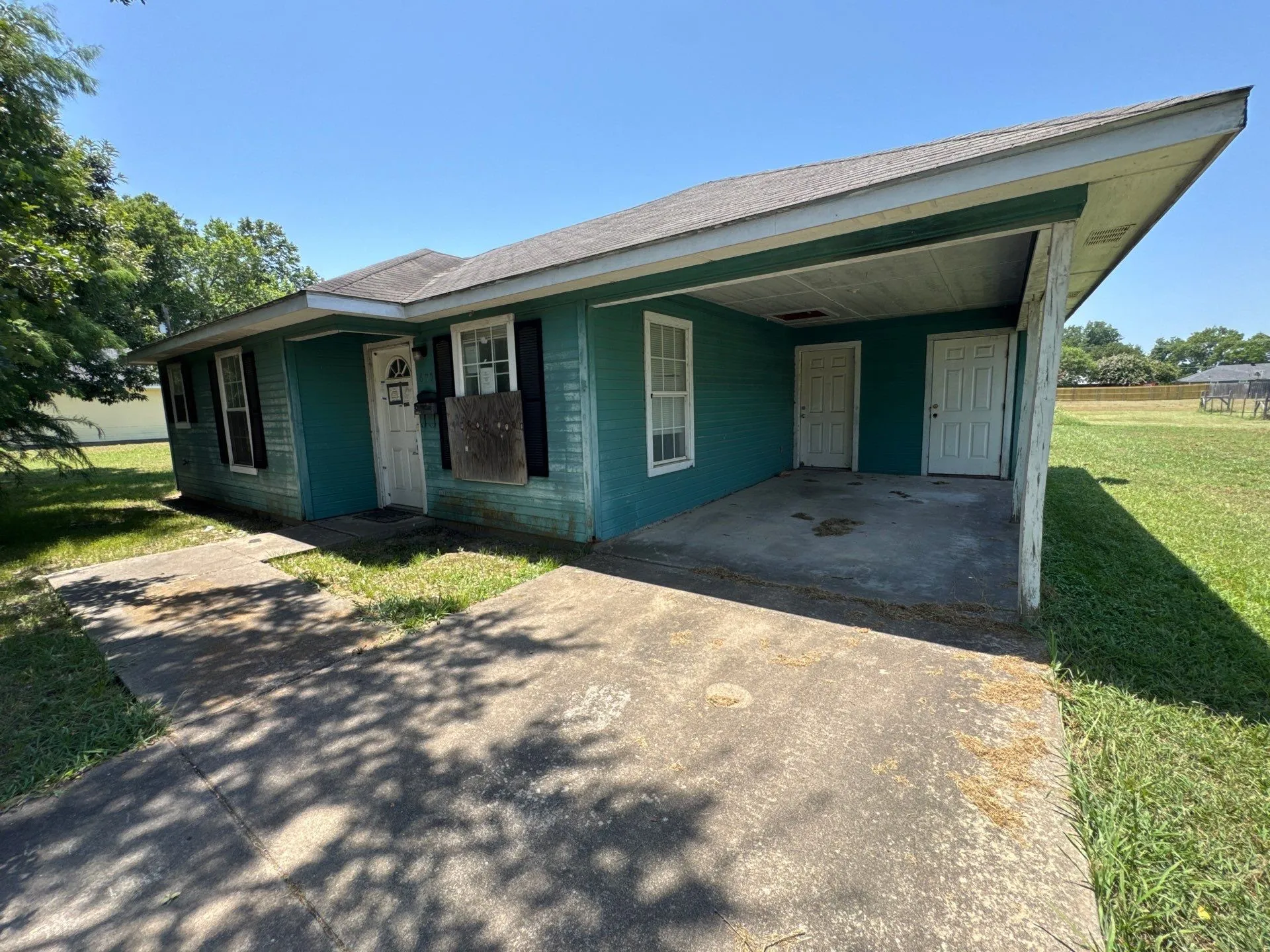 Single Family Residence For Sale in Fannin County , 605 Oldham Street, Bonham, Texas 75418, 2 Bedroom, 2 Bathroom, Garage spaces, 873 Sqft, built in 2001, mls#21367964, Real Estate Agent in Bonham, Homes For Sale in Fannin county, Homes For Sale in Bonham, Realtor in Bonham Texas, Real Estate Brokerage Independent Realty Texas, Luminita Cordes Realtor