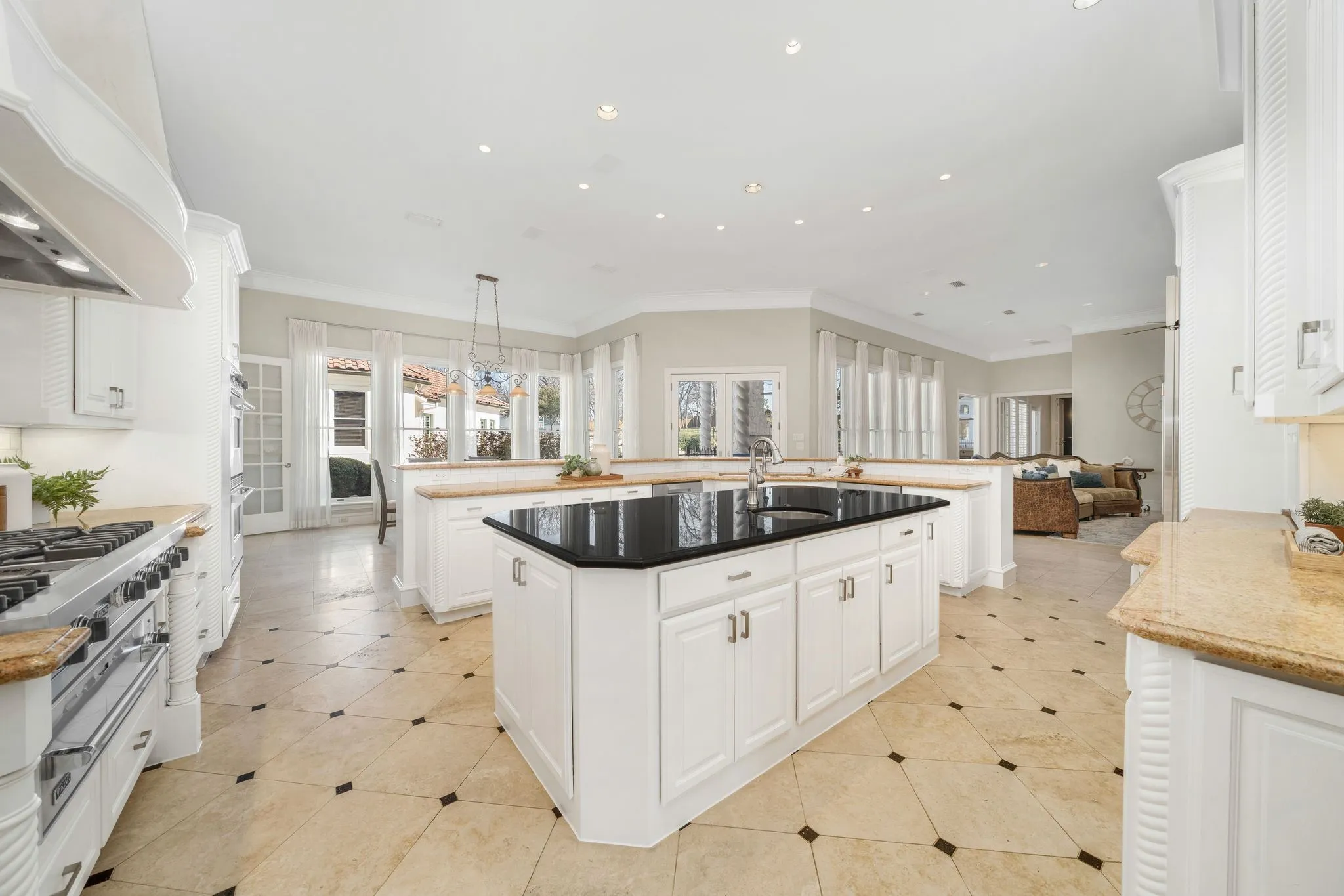 Single Family Residence For Sale in Tarrant County , 1075 W Dove Road, Southlake, Texas 76092, 5 Bedroom, 6 Bathroom, 4 Garage spaces, 7,201 Sqft, built in 2003, mls#21369575, Real Estate Agent in Southlake, Homes For Sale in Tarrant county, Homes For Sale in Southlake, Realtor in Southlake Texas, Real Estate Brokerage Independent Realty Texas, Luminita Cordes Realtor