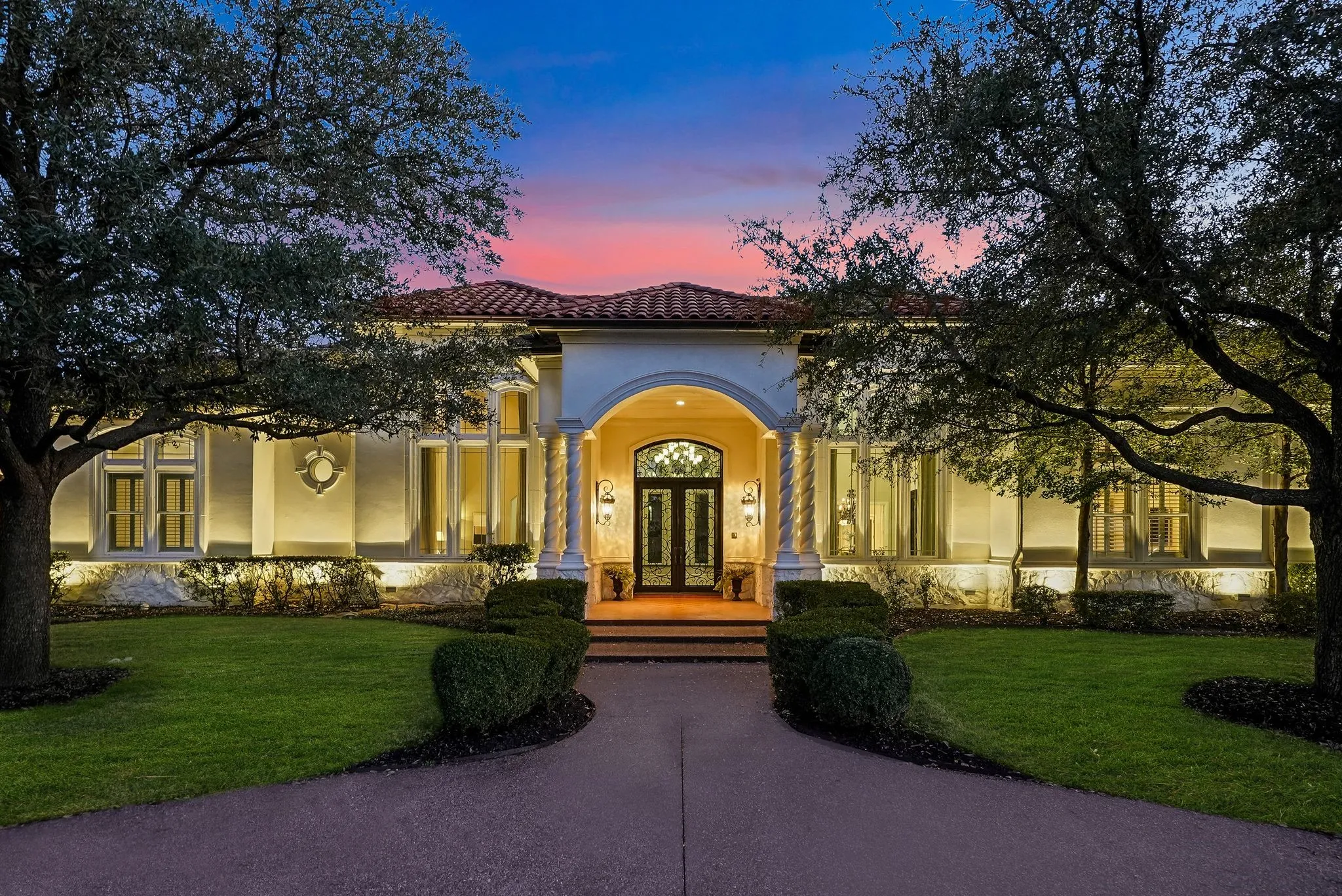 Single Family Residence For Sale in Tarrant County , 1075 W Dove Road, Southlake, Texas 76092, 5 Bedroom, 6 Bathroom, 4 Garage spaces, 7,201 Sqft, built in 2003, mls#21369575, Real Estate Agent in Southlake, Homes For Sale in Tarrant county, Homes For Sale in Southlake, Realtor in Southlake Texas, Real Estate Brokerage Independent Realty Texas, Luminita Cordes Realtor