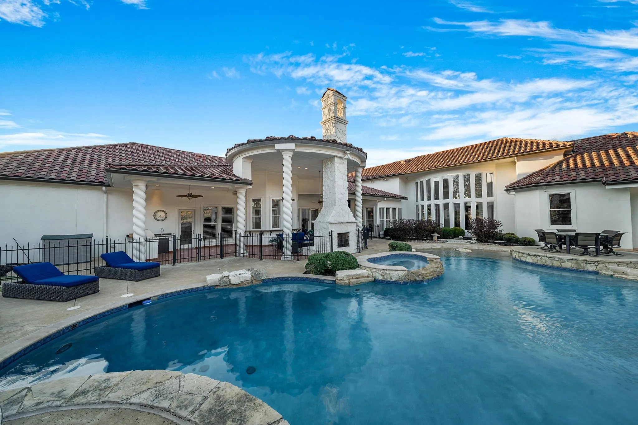 Single Family Residence For Sale in Tarrant County , 1075 W Dove Road, Southlake, Texas 76092, 5 Bedroom, 6 Bathroom, 4 Garage spaces, 7,201 Sqft, built in 2003, mls#21369575, Real Estate Agent in Southlake, Homes For Sale in Tarrant county, Homes For Sale in Southlake, Realtor in Southlake Texas, Real Estate Brokerage Independent Realty Texas, Luminita Cordes Realtor