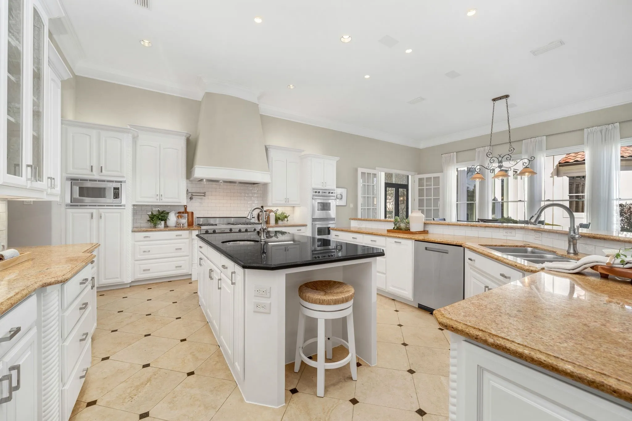 Single Family Residence For Sale in Tarrant County , 1075 W Dove Road, Southlake, Texas 76092, 5 Bedroom, 6 Bathroom, 4 Garage spaces, 7,201 Sqft, built in 2003, mls#21369575, Real Estate Agent in Southlake, Homes For Sale in Tarrant county, Homes For Sale in Southlake, Realtor in Southlake Texas, Real Estate Brokerage Independent Realty Texas, Luminita Cordes Realtor