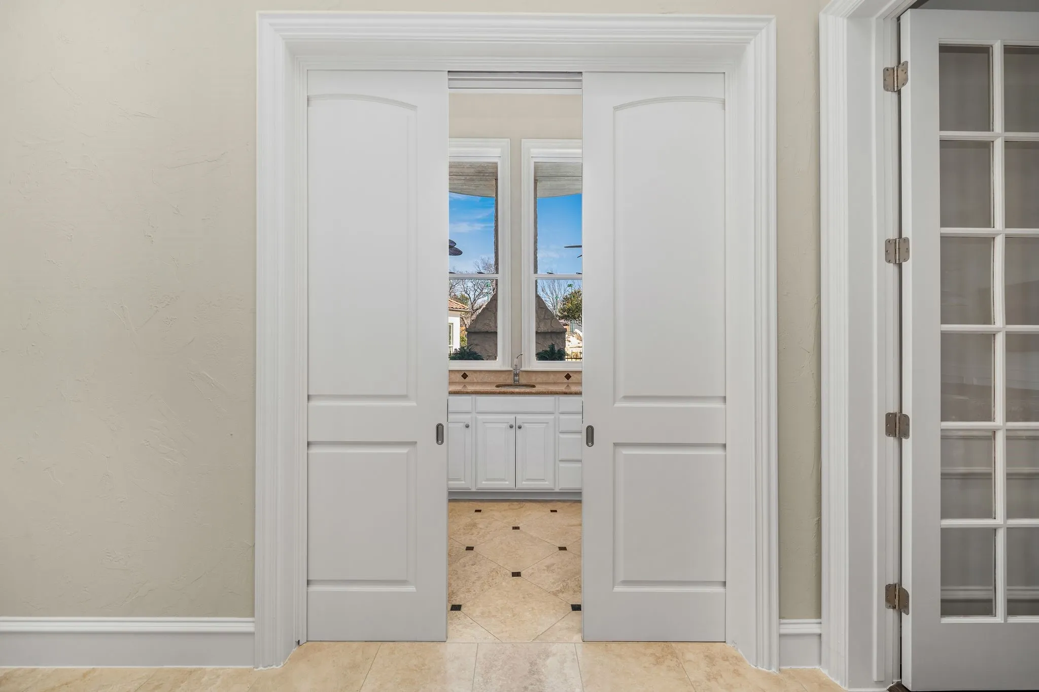 Single Family Residence For Sale in Tarrant County , 1075 W Dove Road, Southlake, Texas 76092, 5 Bedroom, 6 Bathroom, 4 Garage spaces, 7,201 Sqft, built in 2003, mls#21369575, Real Estate Agent in Southlake, Homes For Sale in Tarrant county, Homes For Sale in Southlake, Realtor in Southlake Texas, Real Estate Brokerage Independent Realty Texas, Luminita Cordes Realtor