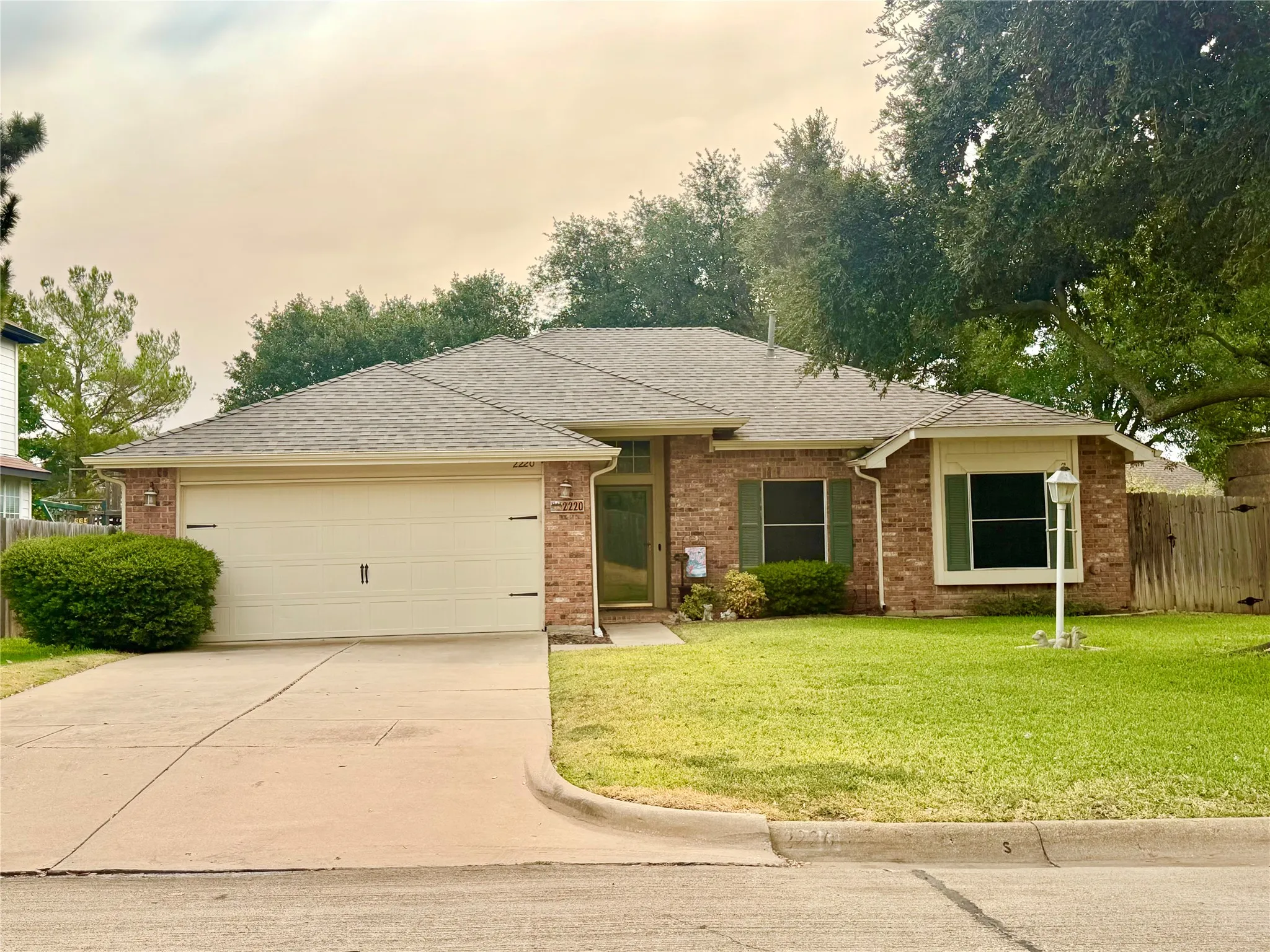 Single Family Residence For Sale in Denton County , 2220 W Brooklake Street, Denton, Texas 76207, 3 Bedroom, 2 Bathroom, 2 Garage spaces, 1,466 Sqft, built in 1990, mls#21369514, Real Estate Agent in Denton, Homes For Sale in Denton county, Homes For Sale in Denton, Realtor in Denton Texas, Real Estate Brokerage Independent Realty Texas, Luminita Cordes Realtor