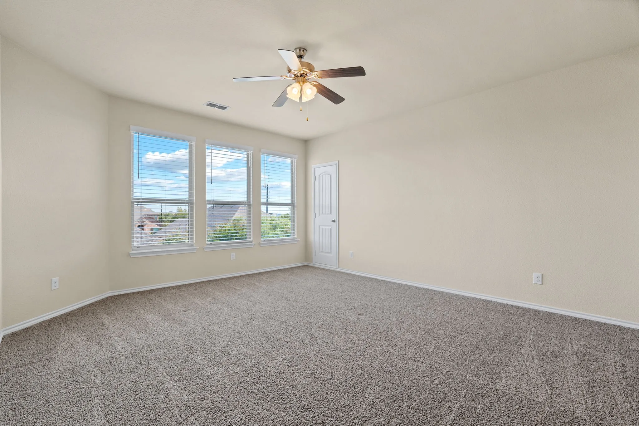 Single Family Residence For Sale in Denton County , 1704 Sparrow Street, Argyle, Texas 76226, 4 Bedroom, 3 Bathroom, 2 Garage spaces, 2,443 Sqft, built in 2016, mls#21364561, Real Estate Agent in Argyle, Homes For Sale in Denton county, Homes For Sale in Argyle, Realtor in Argyle Texas, Real Estate Brokerage Independent Realty Texas, Luminita Cordes Realtor