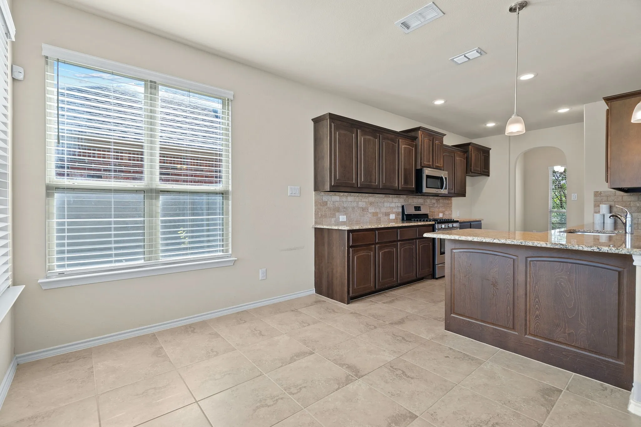 Single Family Residence For Sale in Denton County , 1704 Sparrow Street, Argyle, Texas 76226, 4 Bedroom, 3 Bathroom, 2 Garage spaces, 2,443 Sqft, built in 2016, mls#21364561, Real Estate Agent in Argyle, Homes For Sale in Denton county, Homes For Sale in Argyle, Realtor in Argyle Texas, Real Estate Brokerage Independent Realty Texas, Luminita Cordes Realtor