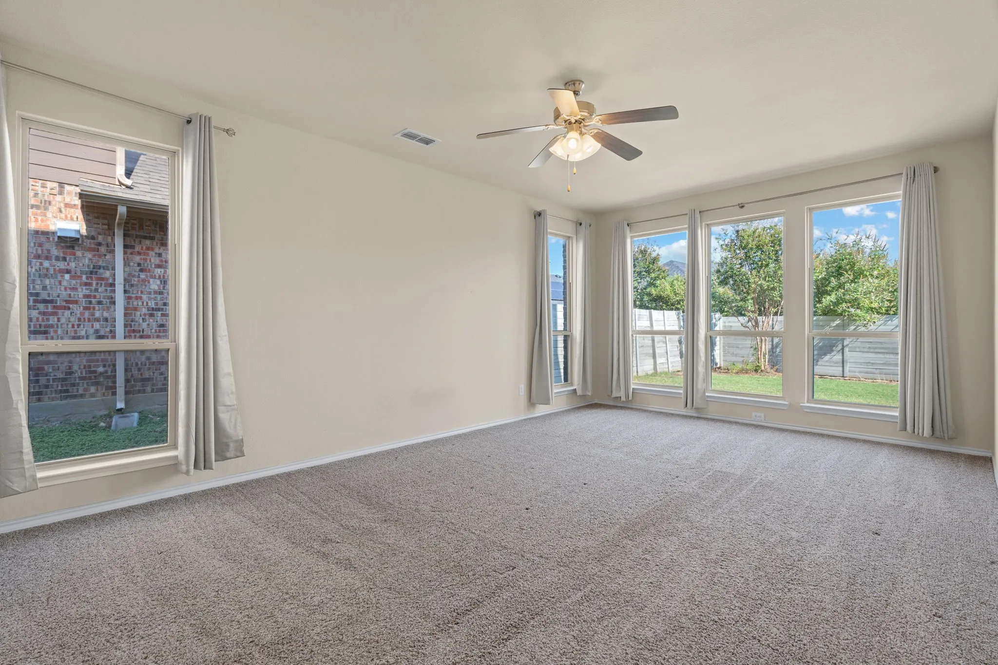 Single Family Residence For Sale in Denton County , 1704 Sparrow Street, Argyle, Texas 76226, 4 Bedroom, 3 Bathroom, 2 Garage spaces, 2,443 Sqft, built in 2016, mls#21364561, Real Estate Agent in Argyle, Homes For Sale in Denton county, Homes For Sale in Argyle, Realtor in Argyle Texas, Real Estate Brokerage Independent Realty Texas, Luminita Cordes Realtor