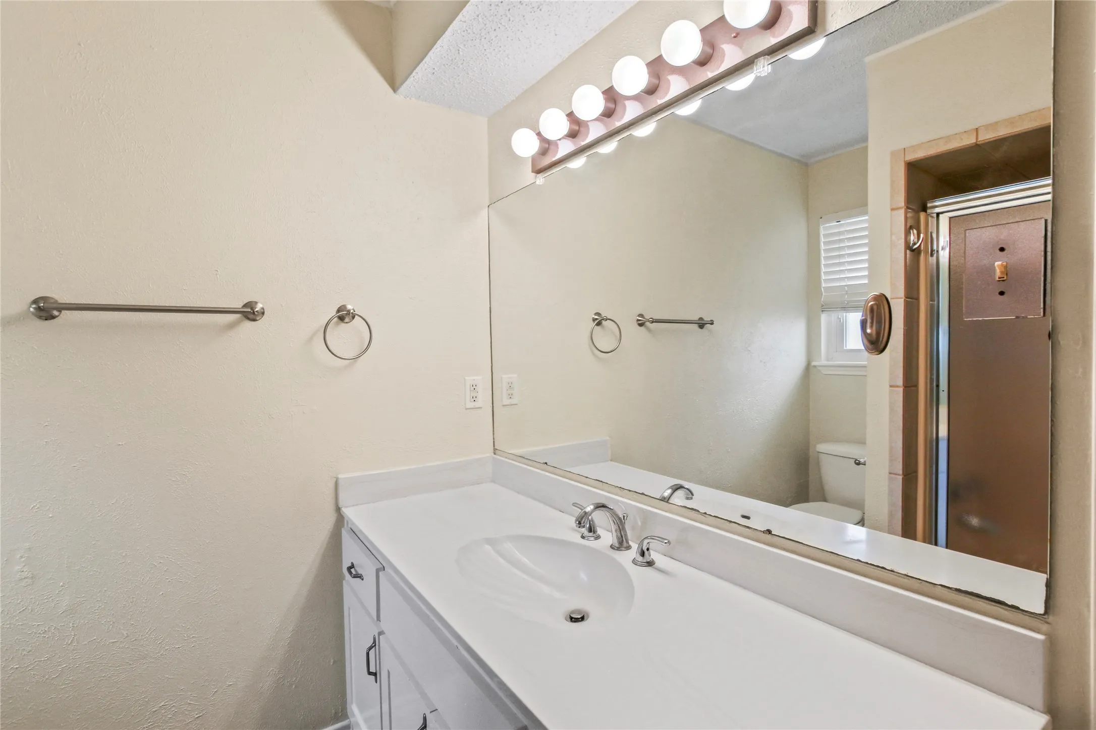Single Family Residence For Rent in Collin County , 7838 Williams Avenue, Frisco, Texas 75033, 3 Bedroom, 2 Bathroom, 2 Garage spaces, 1,652 Sqft, built in 1983, mls#21369592, Real Estate Agent in Frisco, Homes For Rent in Collin county, Homes For Rent in Frisco, Realtor in Frisco Texas, Real Estate Brokerage Independent Realty Texas, Luminita Cordes Realtor