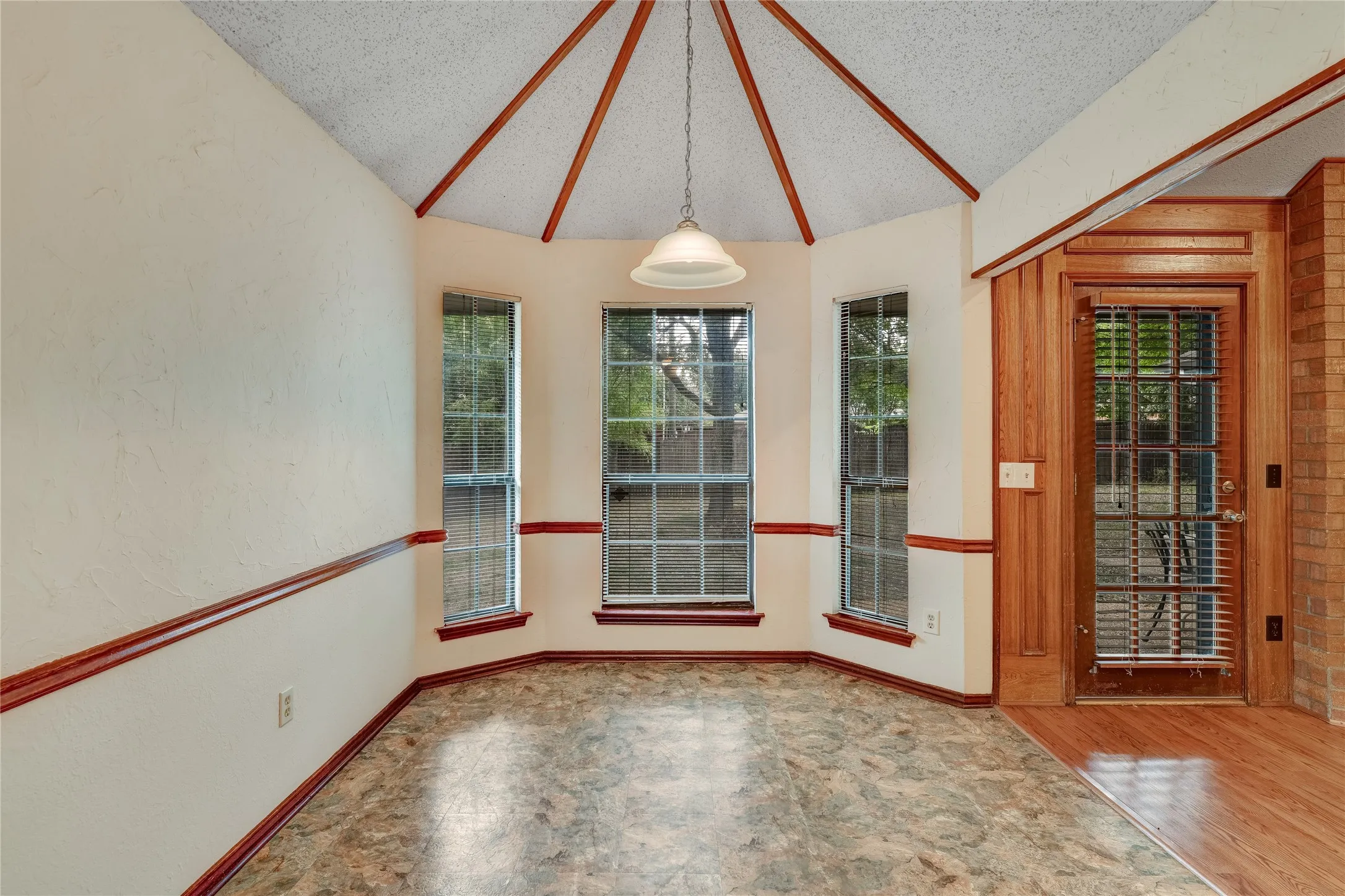 Single Family Residence For Rent in Collin County , 8241 Christie Drive, Frisco, Texas 75033, 3 Bedroom, 2 Bathroom, 2 Garage spaces, 1,669 Sqft, built in 1985, mls#21368180, Real Estate Agent in Frisco, Homes For Rent in Collin county, Homes For Rent in Frisco, Realtor in Frisco Texas, Real Estate Brokerage Independent Realty Texas, Luminita Cordes Realtor