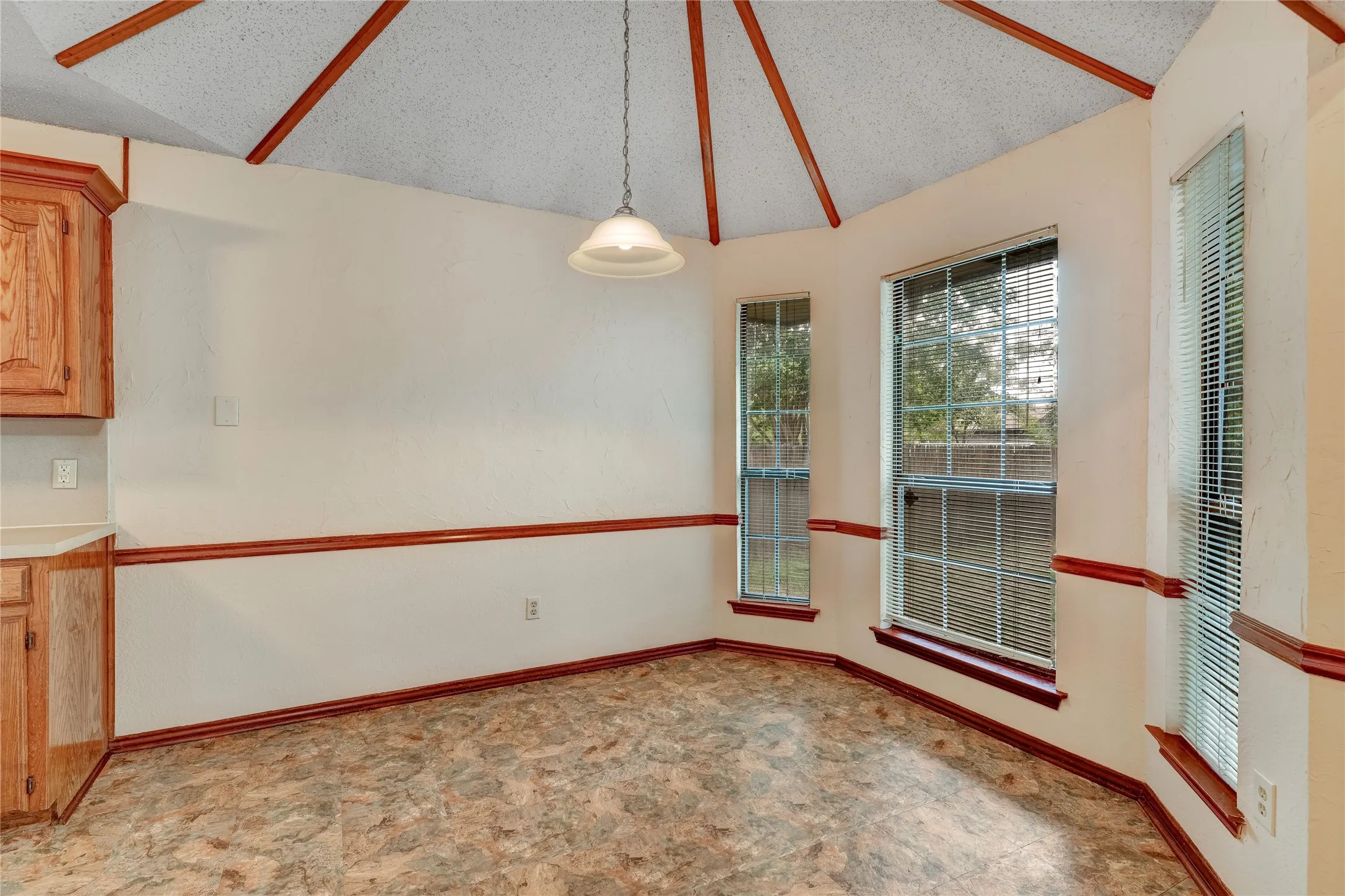 Single Family Residence For Rent in Collin County , 8241 Christie Drive, Frisco, Texas 75033, 3 Bedroom, 2 Bathroom, 2 Garage spaces, 1,669 Sqft, built in 1985, mls#21368180, Real Estate Agent in Frisco, Homes For Rent in Collin county, Homes For Rent in Frisco, Realtor in Frisco Texas, Real Estate Brokerage Independent Realty Texas, Luminita Cordes Realtor