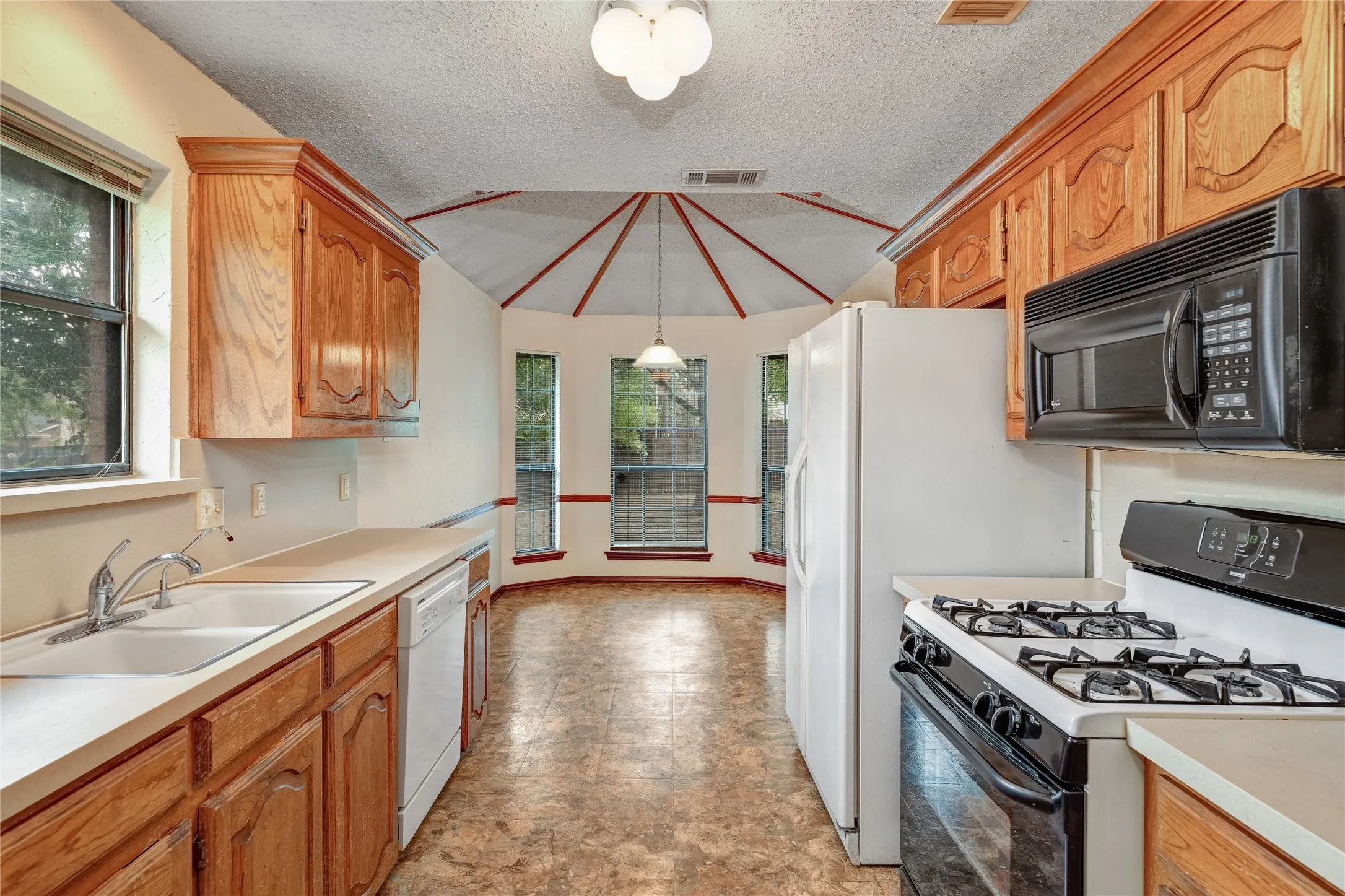Single Family Residence For Rent in Collin County , 8241 Christie Drive, Frisco, Texas 75033, 3 Bedroom, 2 Bathroom, 2 Garage spaces, 1,669 Sqft, built in 1985, mls#21368180, Real Estate Agent in Frisco, Homes For Rent in Collin county, Homes For Rent in Frisco, Realtor in Frisco Texas, Real Estate Brokerage Independent Realty Texas, Luminita Cordes Realtor