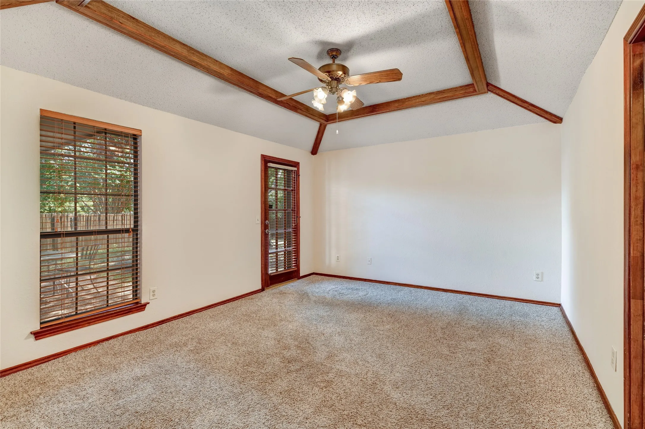 Single Family Residence For Rent in Collin County , 8241 Christie Drive, Frisco, Texas 75033, 3 Bedroom, 2 Bathroom, 2 Garage spaces, 1,669 Sqft, built in 1985, mls#21368180, Real Estate Agent in Frisco, Homes For Rent in Collin county, Homes For Rent in Frisco, Realtor in Frisco Texas, Real Estate Brokerage Independent Realty Texas, Luminita Cordes Realtor