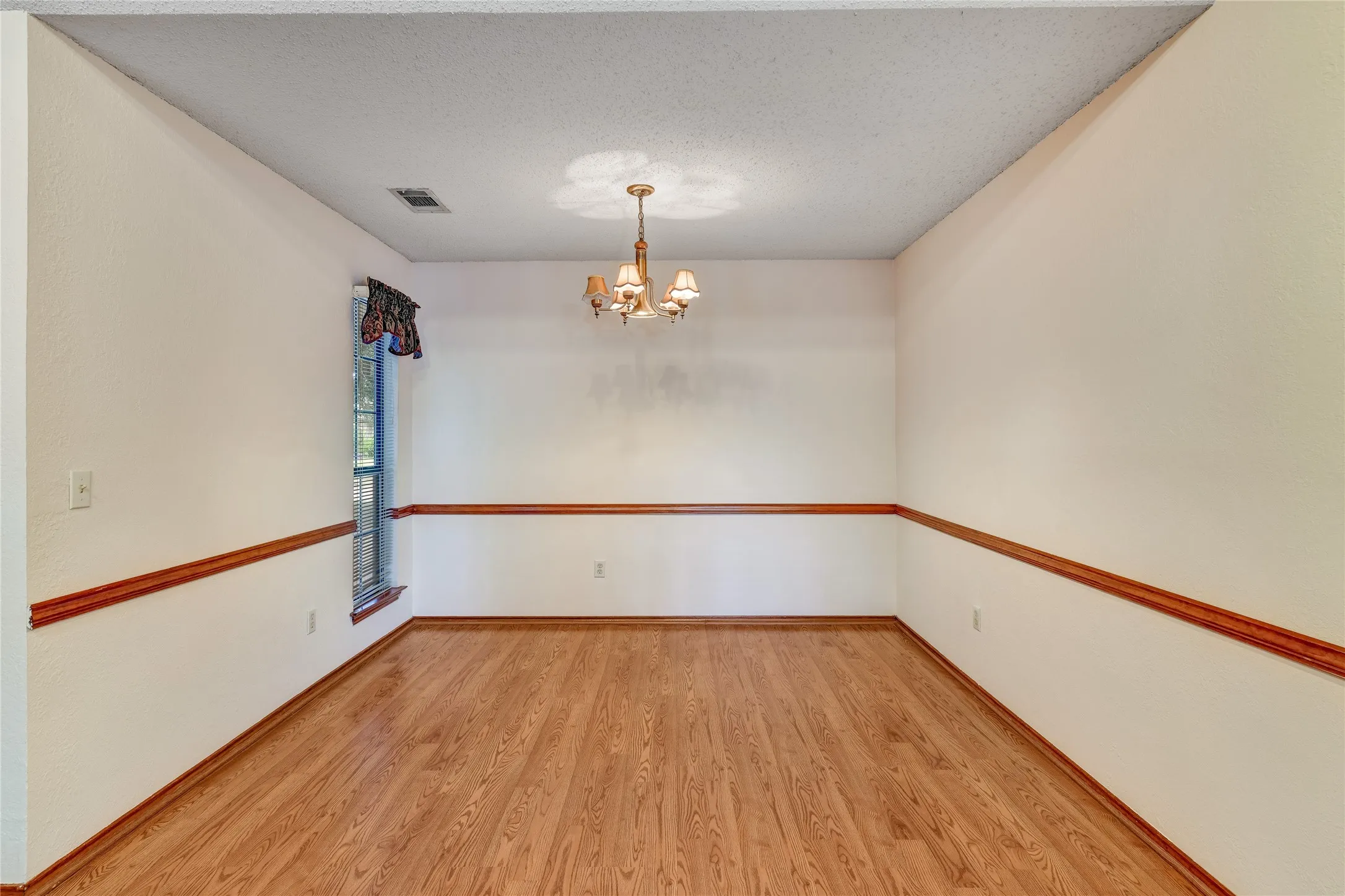 Single Family Residence For Rent in Collin County , 8241 Christie Drive, Frisco, Texas 75033, 3 Bedroom, 2 Bathroom, 2 Garage spaces, 1,669 Sqft, built in 1985, mls#21368180, Real Estate Agent in Frisco, Homes For Rent in Collin county, Homes For Rent in Frisco, Realtor in Frisco Texas, Real Estate Brokerage Independent Realty Texas, Luminita Cordes Realtor