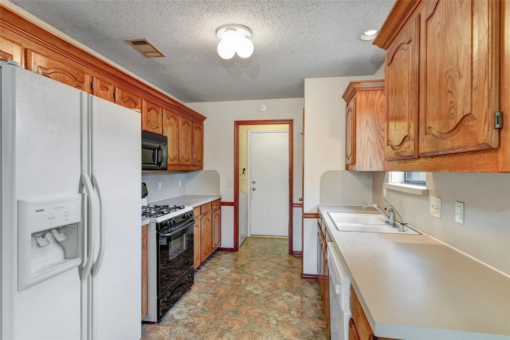 Single Family Residence For Rent in Collin County , 8241 Christie Drive, Frisco, Texas 75033, 3 Bedroom, 2 Bathroom, 2 Garage spaces, 1,669 Sqft, built in 1985, mls#21368180, Real Estate Agent in Frisco, Homes For Rent in Collin county, Homes For Rent in Frisco, Realtor in Frisco Texas, Real Estate Brokerage Independent Realty Texas, Luminita Cordes Realtor