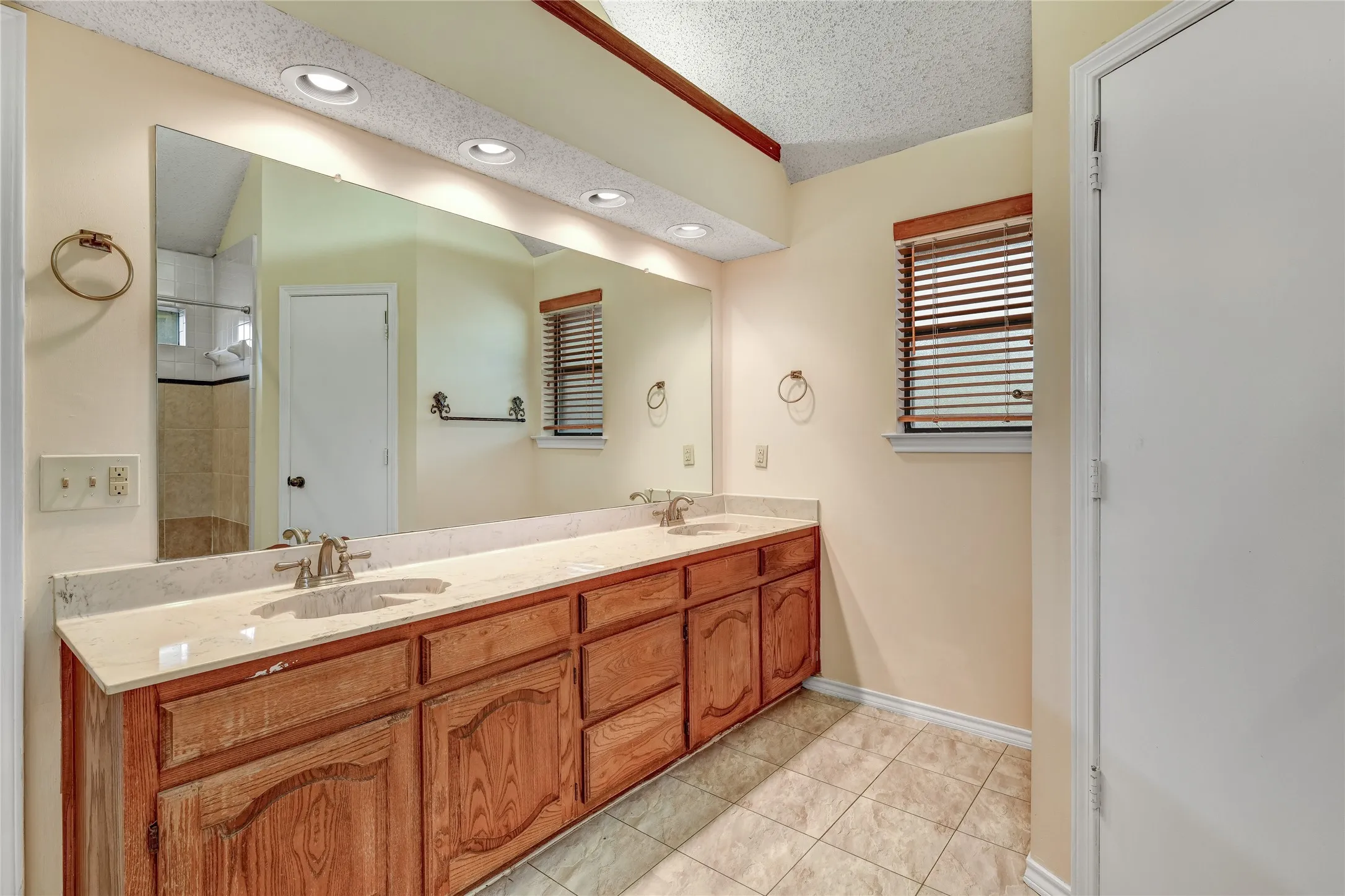Single Family Residence For Rent in Collin County , 8241 Christie Drive, Frisco, Texas 75033, 3 Bedroom, 2 Bathroom, 2 Garage spaces, 1,669 Sqft, built in 1985, mls#21368180, Real Estate Agent in Frisco, Homes For Rent in Collin county, Homes For Rent in Frisco, Realtor in Frisco Texas, Real Estate Brokerage Independent Realty Texas, Luminita Cordes Realtor
