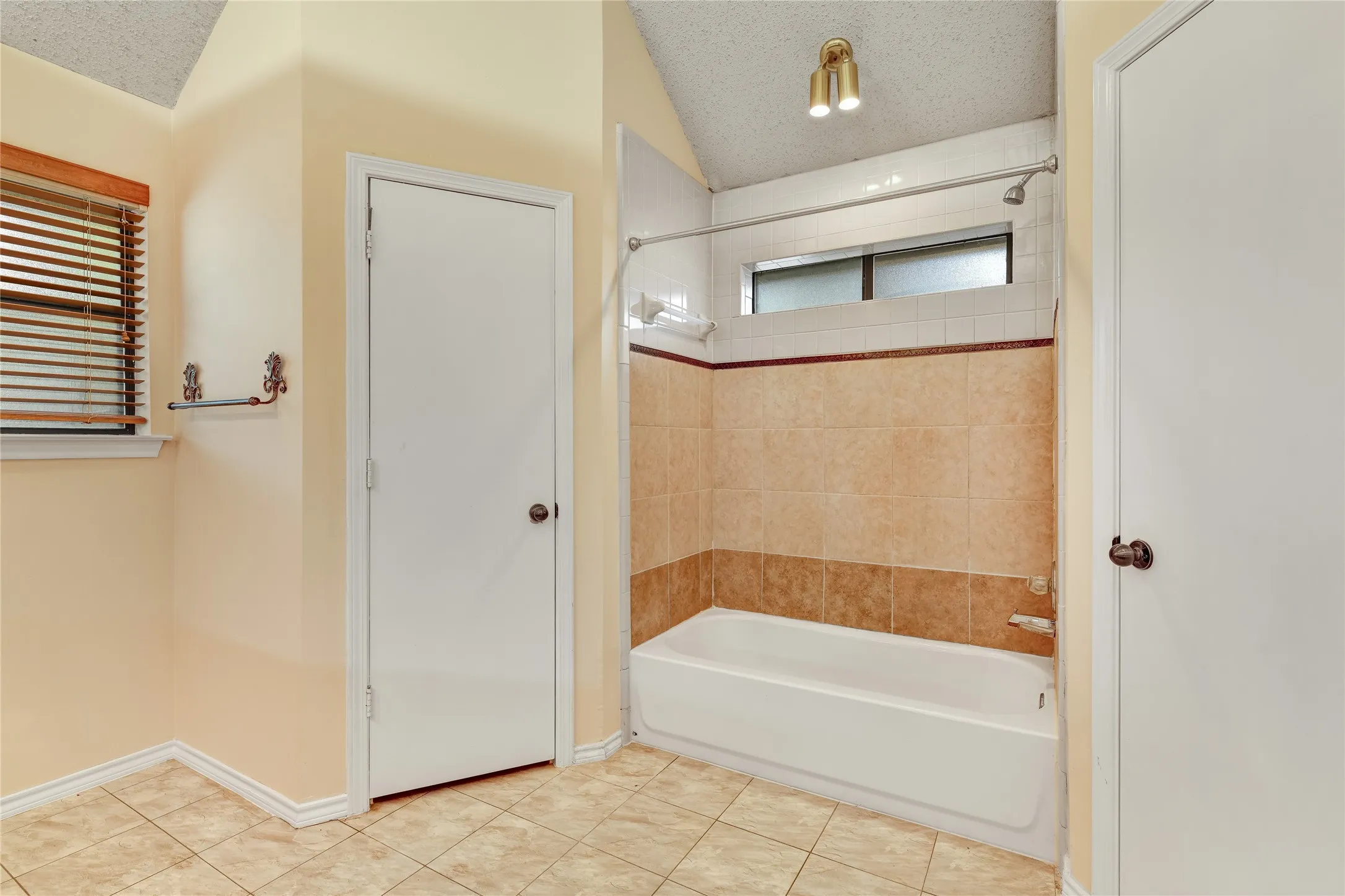 Single Family Residence For Rent in Collin County , 8241 Christie Drive, Frisco, Texas 75033, 3 Bedroom, 2 Bathroom, 2 Garage spaces, 1,669 Sqft, built in 1985, mls#21368180, Real Estate Agent in Frisco, Homes For Rent in Collin county, Homes For Rent in Frisco, Realtor in Frisco Texas, Real Estate Brokerage Independent Realty Texas, Luminita Cordes Realtor