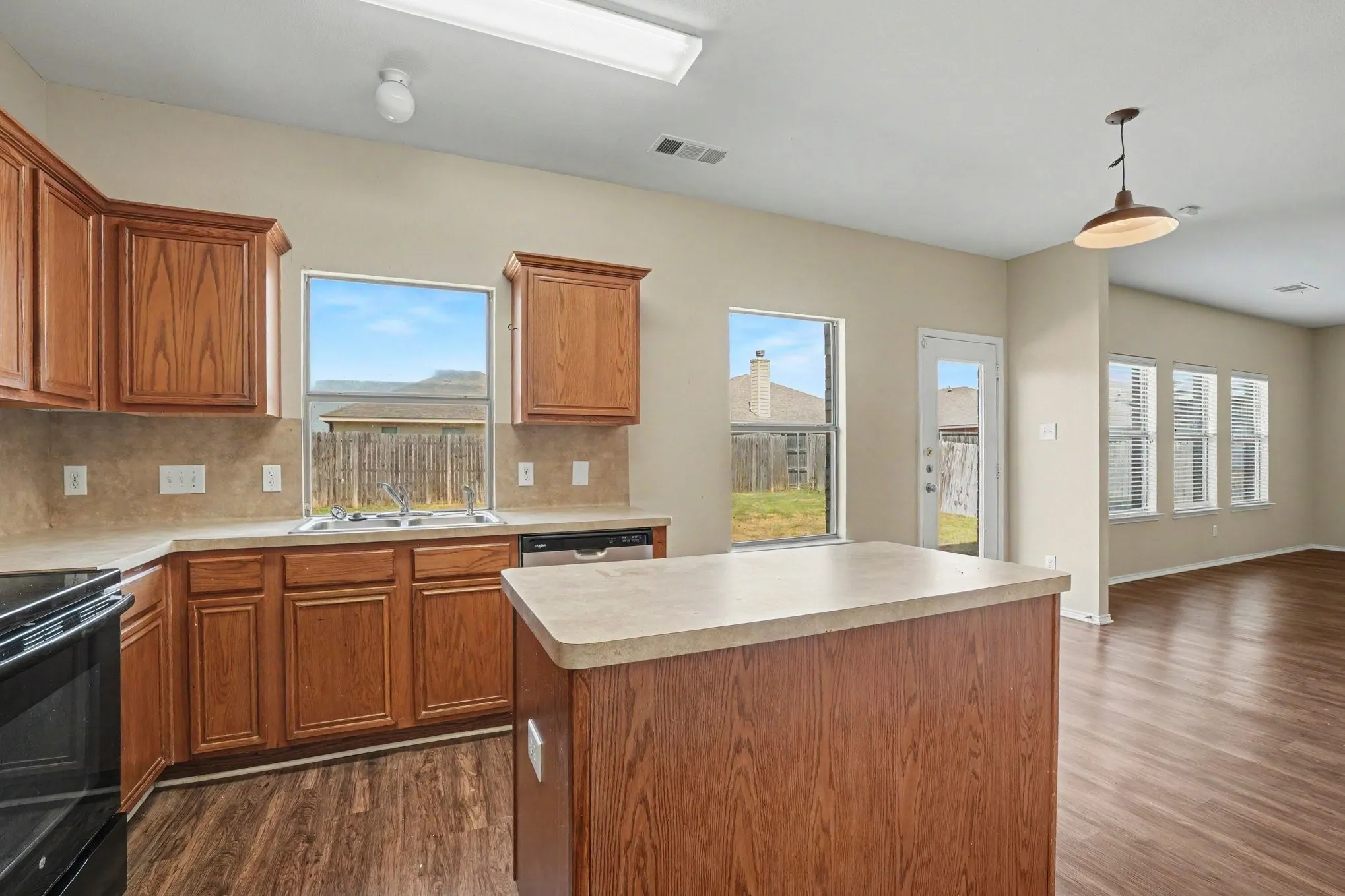 Single Family Residence For Sale in Collin County , 125 Prairie View Drive, Princeton, Texas 75407, 4 Bedroom, 3 Bathroom, 2 Garage spaces, 2,621 Sqft, built in 2005, mls#21365901, Real Estate Agent in Princeton, Homes For Sale in Collin county, Homes For Sale in Princeton, Realtor in Princeton Texas, Real Estate Brokerage Independent Realty Texas, Luminita Cordes Realtor
