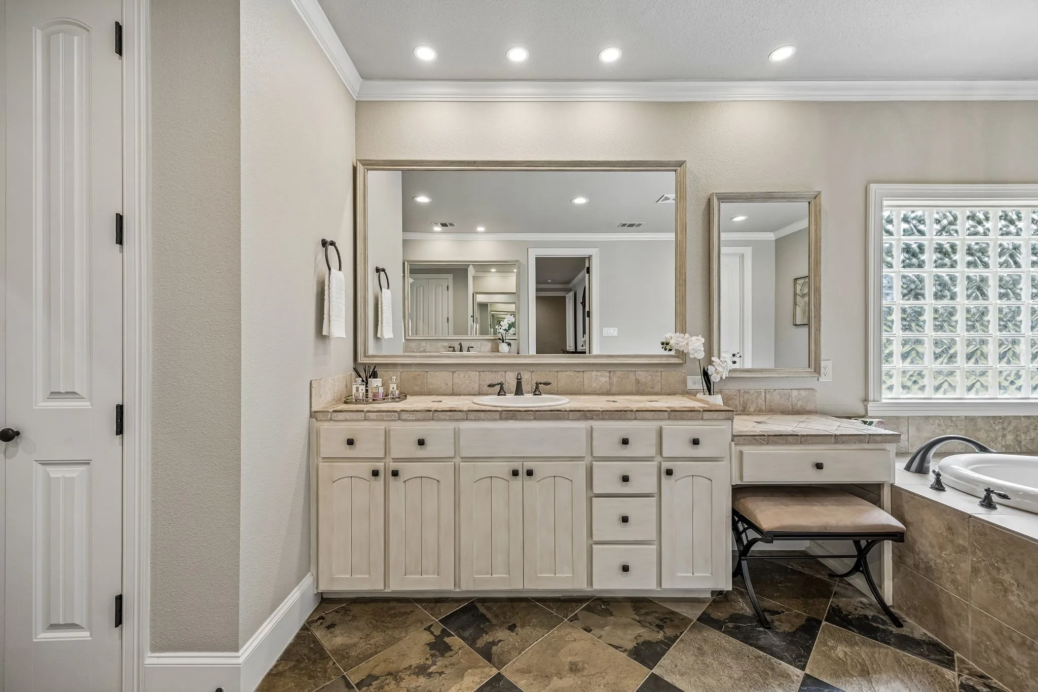 Single Family Residence For Sale in Denton County , 111 Stonecrest Road, Argyle, Texas 76226, 5 Bedroom, 7 Bathroom, 3 Garage spaces, 5,135 Sqft, built in 1994, mls#21369596, Real Estate Agent in Argyle, Homes For Sale in Denton county, Homes For Sale in Argyle, Realtor in Argyle Texas, Real Estate Brokerage Independent Realty Texas, Luminita Cordes Realtor