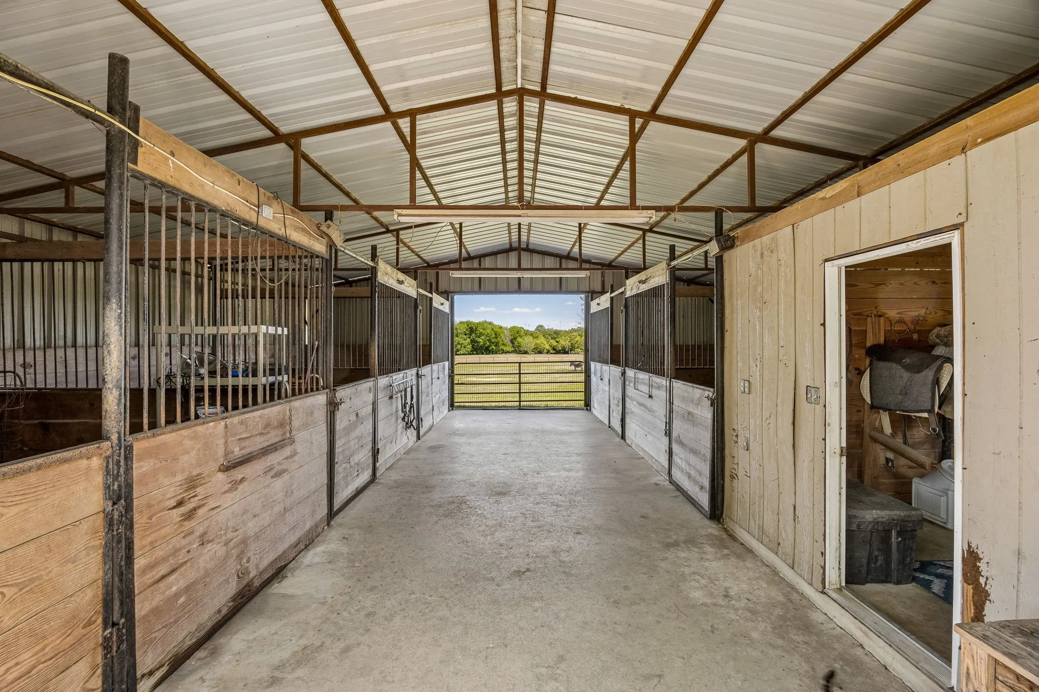 Single Family Residence For Sale in Denton County , 111 Stonecrest Road, Argyle, Texas 76226, 5 Bedroom, 7 Bathroom, 3 Garage spaces, 5,135 Sqft, built in 1994, mls#21369596, Real Estate Agent in Argyle, Homes For Sale in Denton county, Homes For Sale in Argyle, Realtor in Argyle Texas, Real Estate Brokerage Independent Realty Texas, Luminita Cordes Realtor