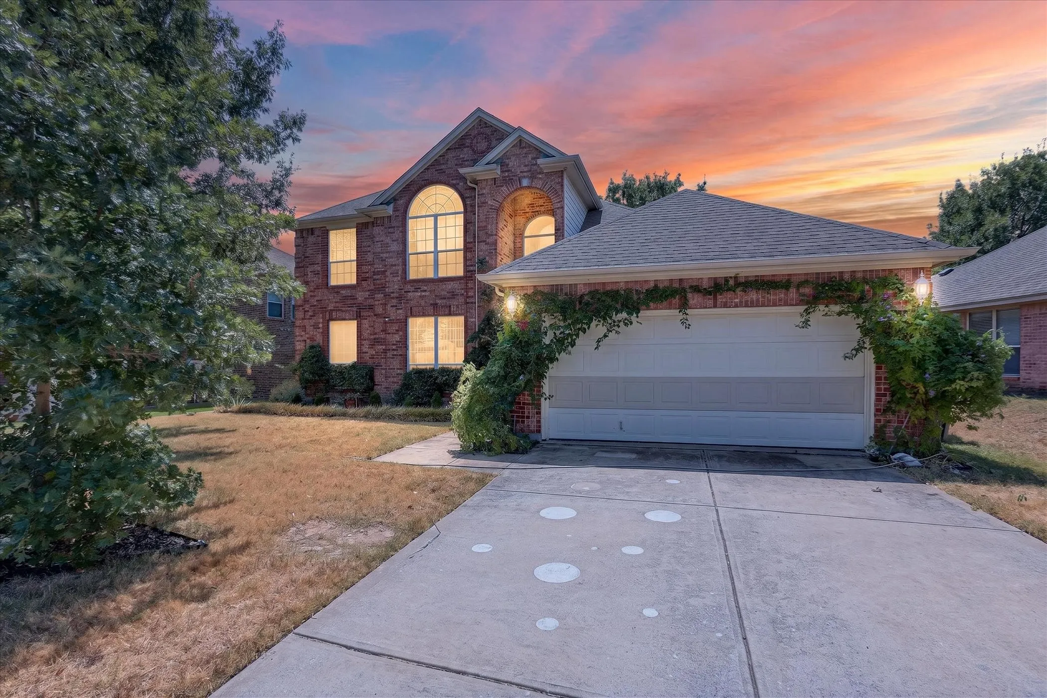 Single Family Residence For Sale in Dallas County , 8646 Granville Drive, Dallas, Texas 75249, 4 Bedroom, 3 Bathroom, 2 Garage spaces, 2,561 Sqft, built in 2004, mls#21369264, Real Estate Agent in Dallas, Homes For Sale in Dallas county, Homes For Sale in Dallas, Realtor in Dallas Texas, Real Estate Brokerage Independent Realty Texas, Luminita Cordes Realtor