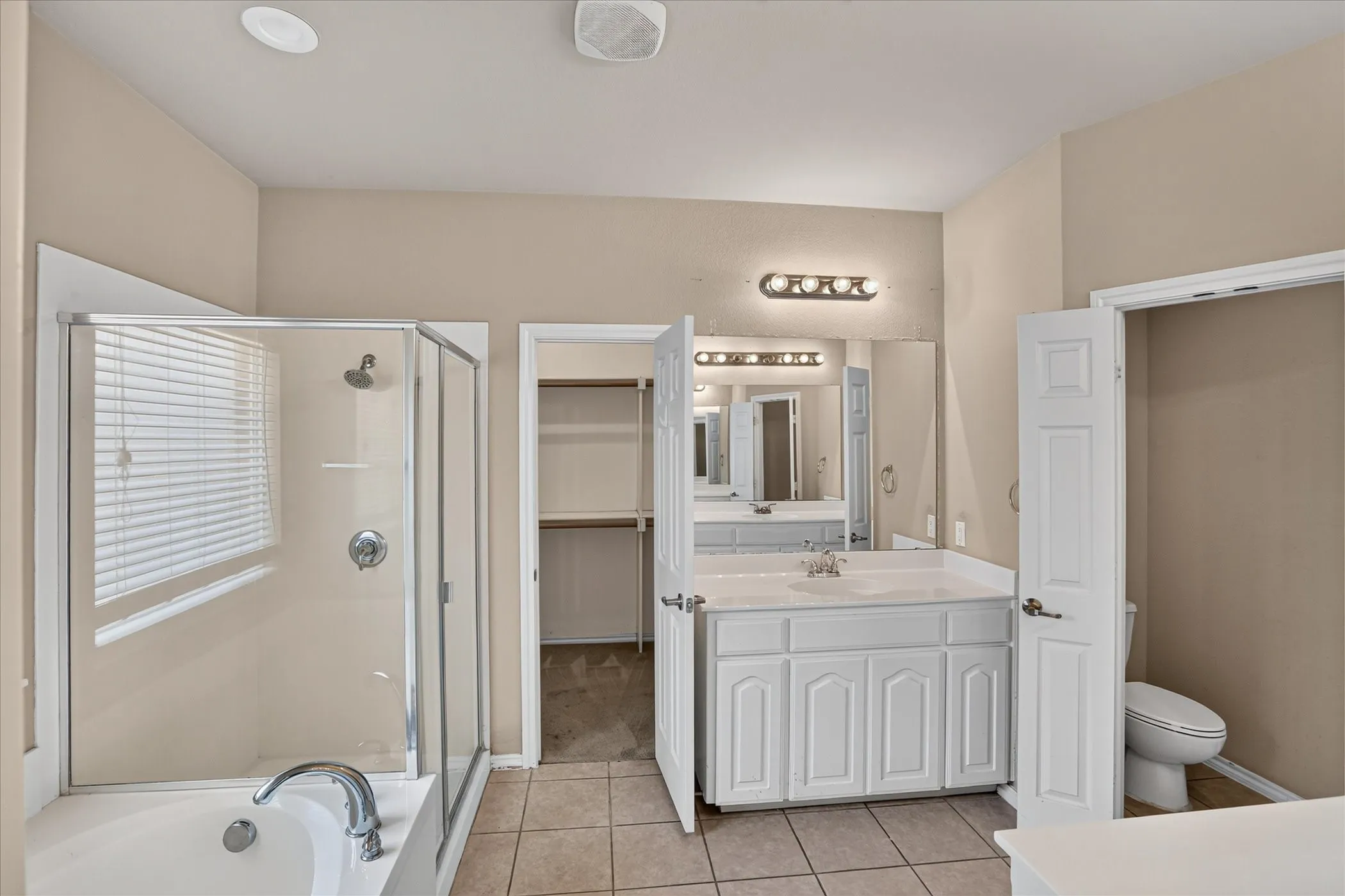 Single Family Residence For Sale in Dallas County , 8646 Granville Drive, Dallas, Texas 75249, 4 Bedroom, 3 Bathroom, 2 Garage spaces, 2,561 Sqft, built in 2004, mls#21369264, Real Estate Agent in Dallas, Homes For Sale in Dallas county, Homes For Sale in Dallas, Realtor in Dallas Texas, Real Estate Brokerage Independent Realty Texas, Luminita Cordes Realtor