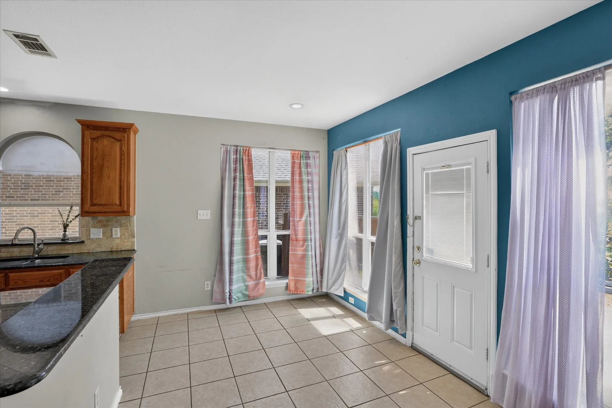 Single Family Residence For Sale in Dallas County , 8646 Granville Drive, Dallas, Texas 75249, 4 Bedroom, 3 Bathroom, 2 Garage spaces, 2,561 Sqft, built in 2004, mls#21369264, Real Estate Agent in Dallas, Homes For Sale in Dallas county, Homes For Sale in Dallas, Realtor in Dallas Texas, Real Estate Brokerage Independent Realty Texas, Luminita Cordes Realtor