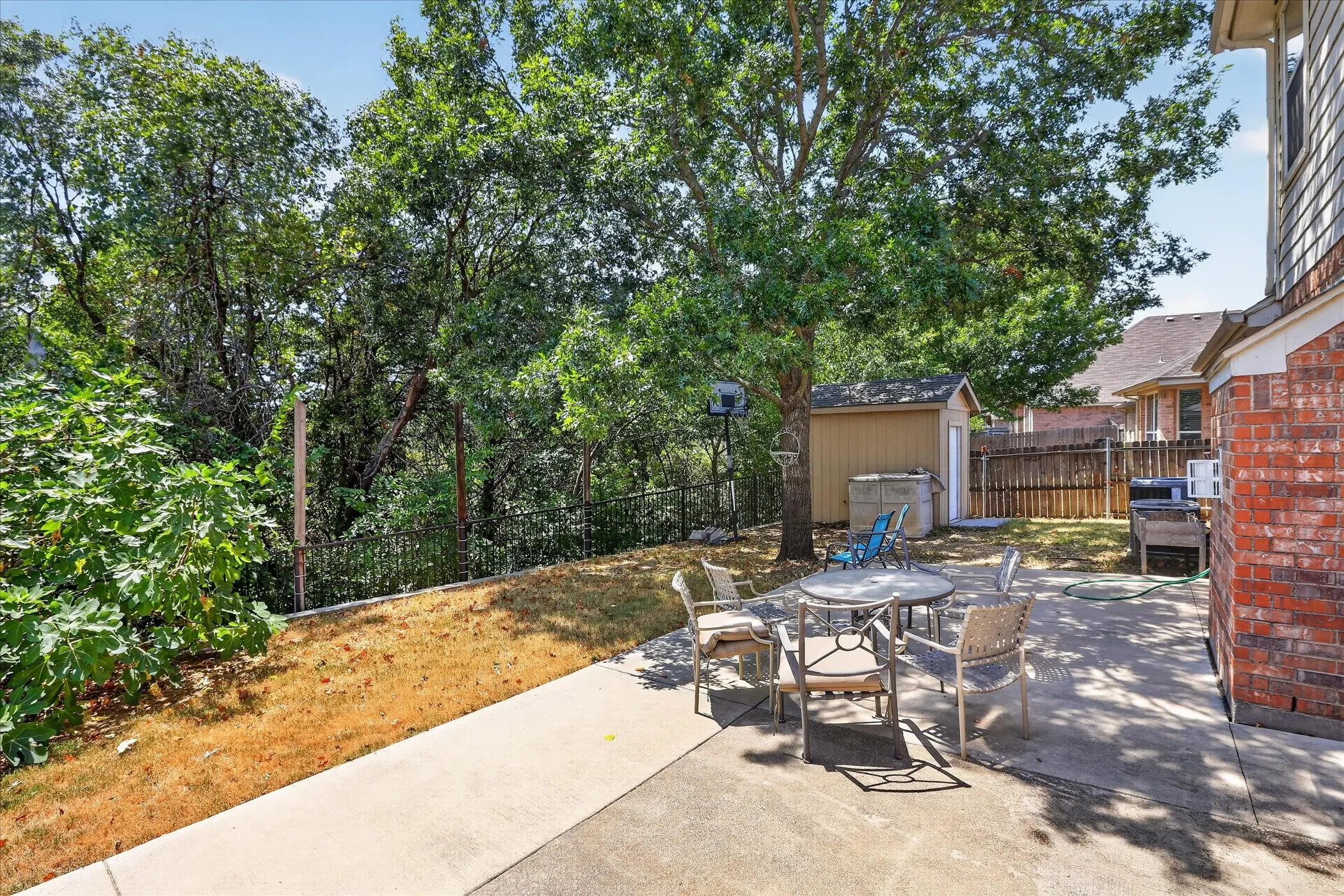 Single Family Residence For Sale in Dallas County , 8646 Granville Drive, Dallas, Texas 75249, 4 Bedroom, 3 Bathroom, 2 Garage spaces, 2,561 Sqft, built in 2004, mls#21369264, Real Estate Agent in Dallas, Homes For Sale in Dallas county, Homes For Sale in Dallas, Realtor in Dallas Texas, Real Estate Brokerage Independent Realty Texas, Luminita Cordes Realtor