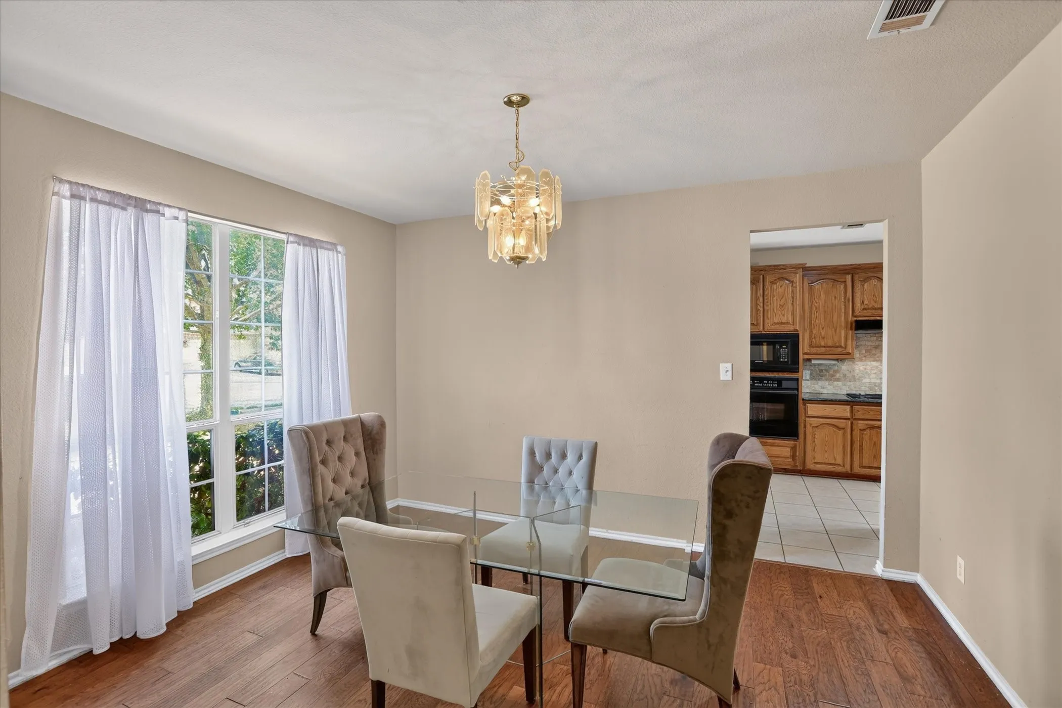 Single Family Residence For Sale in Dallas County , 8646 Granville Drive, Dallas, Texas 75249, 4 Bedroom, 3 Bathroom, 2 Garage spaces, 2,561 Sqft, built in 2004, mls#21369264, Real Estate Agent in Dallas, Homes For Sale in Dallas county, Homes For Sale in Dallas, Realtor in Dallas Texas, Real Estate Brokerage Independent Realty Texas, Luminita Cordes Realtor