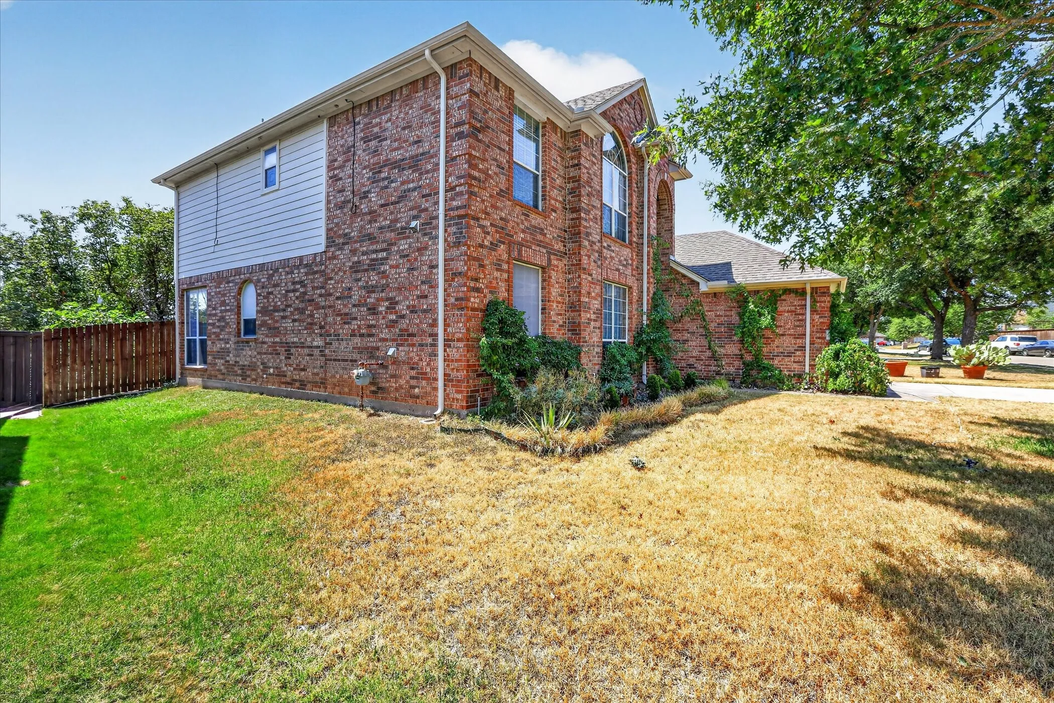 Single Family Residence For Sale in Dallas County , 8646 Granville Drive, Dallas, Texas 75249, 4 Bedroom, 3 Bathroom, 2 Garage spaces, 2,561 Sqft, built in 2004, mls#21369264, Real Estate Agent in Dallas, Homes For Sale in Dallas county, Homes For Sale in Dallas, Realtor in Dallas Texas, Real Estate Brokerage Independent Realty Texas, Luminita Cordes Realtor