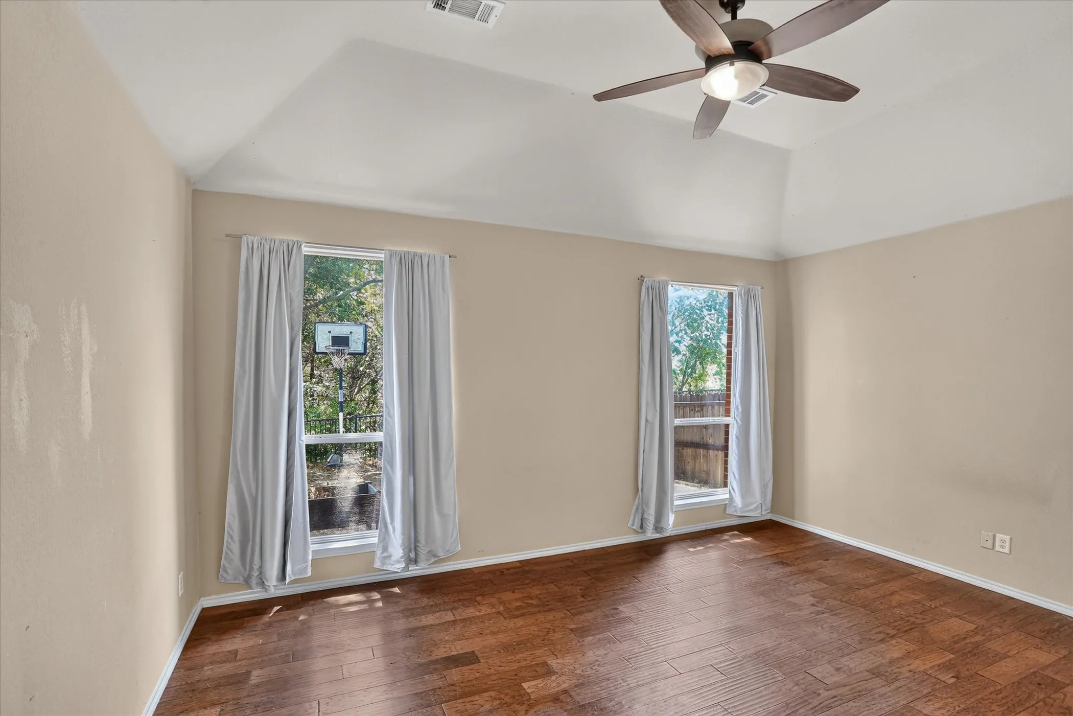 Single Family Residence For Sale in Dallas County , 8646 Granville Drive, Dallas, Texas 75249, 4 Bedroom, 3 Bathroom, 2 Garage spaces, 2,561 Sqft, built in 2004, mls#21369264, Real Estate Agent in Dallas, Homes For Sale in Dallas county, Homes For Sale in Dallas, Realtor in Dallas Texas, Real Estate Brokerage Independent Realty Texas, Luminita Cordes Realtor