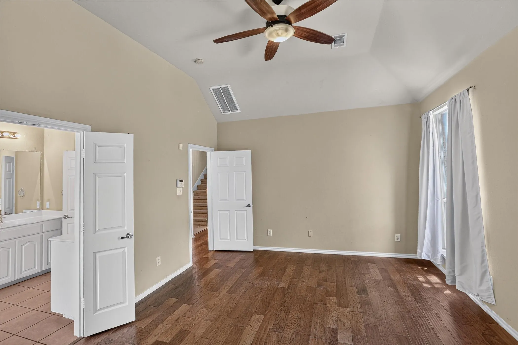 Single Family Residence For Sale in Dallas County , 8646 Granville Drive, Dallas, Texas 75249, 4 Bedroom, 3 Bathroom, 2 Garage spaces, 2,561 Sqft, built in 2004, mls#21369264, Real Estate Agent in Dallas, Homes For Sale in Dallas county, Homes For Sale in Dallas, Realtor in Dallas Texas, Real Estate Brokerage Independent Realty Texas, Luminita Cordes Realtor