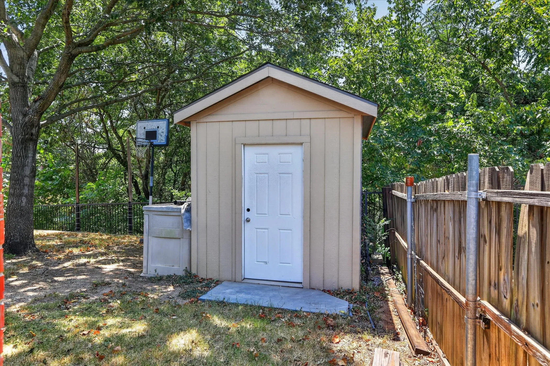 Single Family Residence For Sale in Dallas County , 8646 Granville Drive, Dallas, Texas 75249, 4 Bedroom, 3 Bathroom, 2 Garage spaces, 2,561 Sqft, built in 2004, mls#21369264, Real Estate Agent in Dallas, Homes For Sale in Dallas county, Homes For Sale in Dallas, Realtor in Dallas Texas, Real Estate Brokerage Independent Realty Texas, Luminita Cordes Realtor