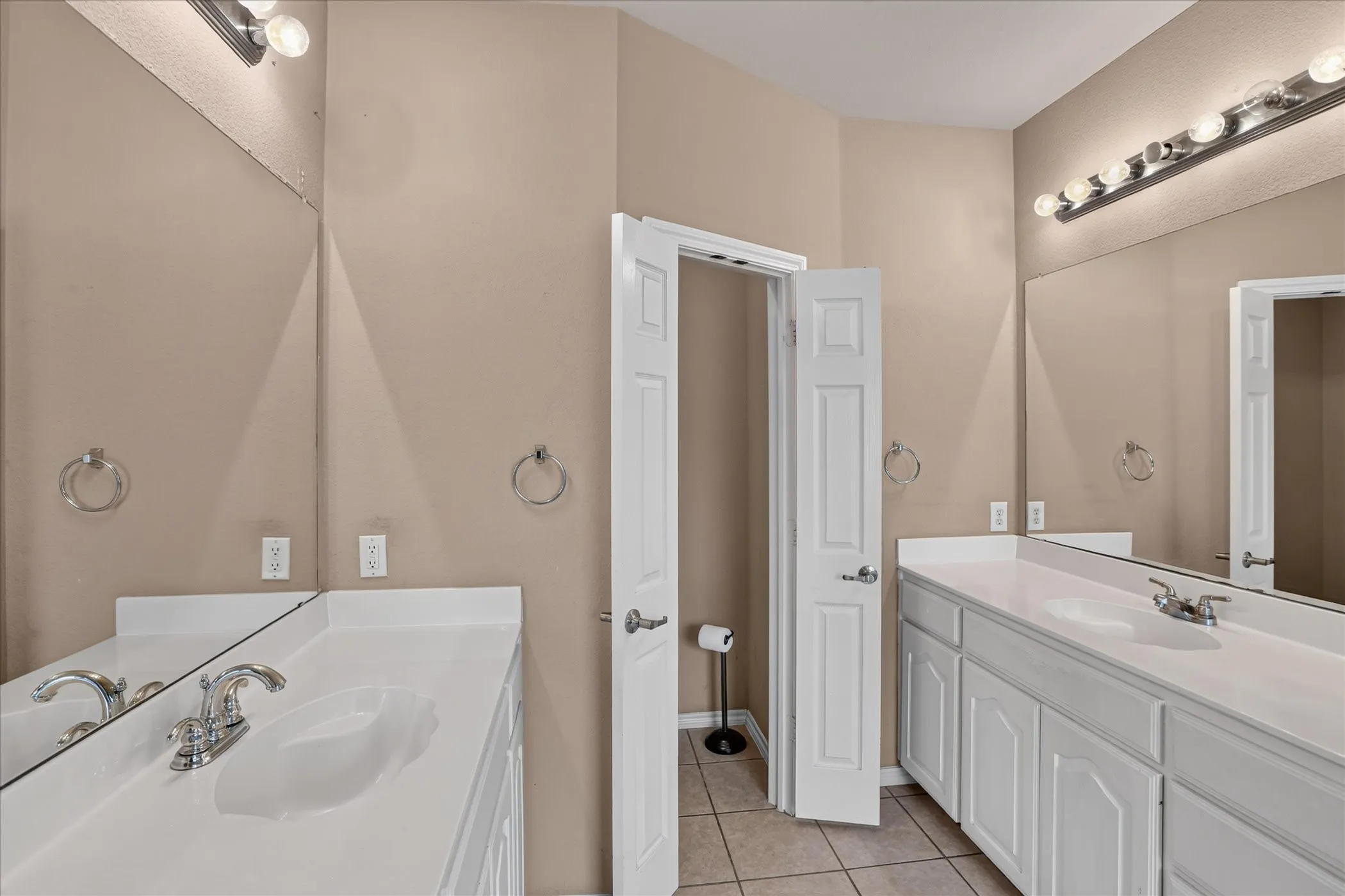 Single Family Residence For Sale in Dallas County , 8646 Granville Drive, Dallas, Texas 75249, 4 Bedroom, 3 Bathroom, 2 Garage spaces, 2,561 Sqft, built in 2004, mls#21369264, Real Estate Agent in Dallas, Homes For Sale in Dallas county, Homes For Sale in Dallas, Realtor in Dallas Texas, Real Estate Brokerage Independent Realty Texas, Luminita Cordes Realtor