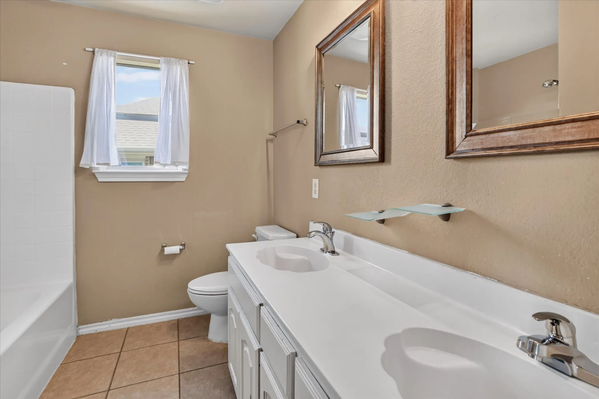 Single Family Residence For Sale in Dallas County , 8646 Granville Drive, Dallas, Texas 75249, 4 Bedroom, 3 Bathroom, 2 Garage spaces, 2,561 Sqft, built in 2004, mls#21369264, Real Estate Agent in Dallas, Homes For Sale in Dallas county, Homes For Sale in Dallas, Realtor in Dallas Texas, Real Estate Brokerage Independent Realty Texas, Luminita Cordes Realtor