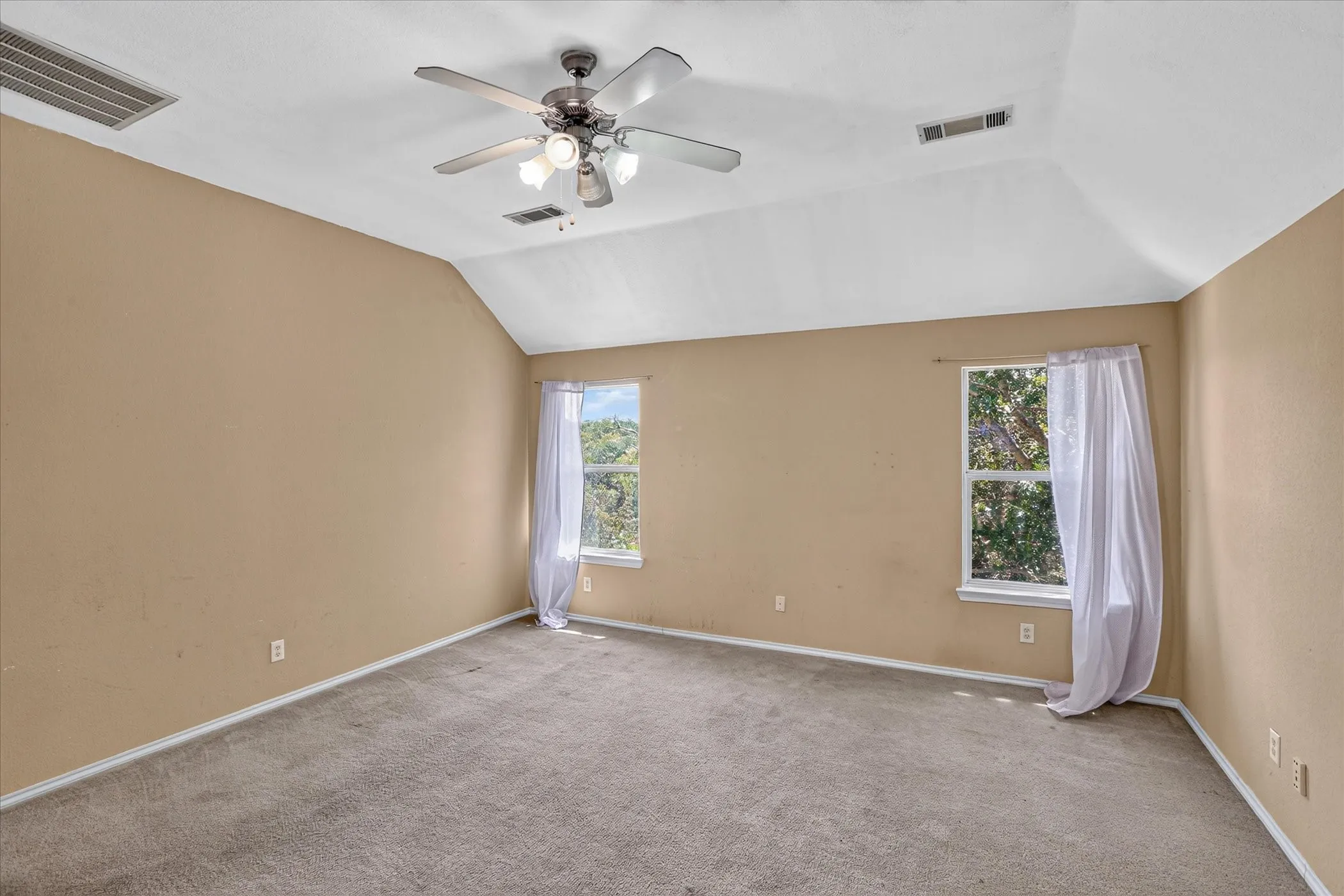 Single Family Residence For Sale in Dallas County , 8646 Granville Drive, Dallas, Texas 75249, 4 Bedroom, 3 Bathroom, 2 Garage spaces, 2,561 Sqft, built in 2004, mls#21369264, Real Estate Agent in Dallas, Homes For Sale in Dallas county, Homes For Sale in Dallas, Realtor in Dallas Texas, Real Estate Brokerage Independent Realty Texas, Luminita Cordes Realtor