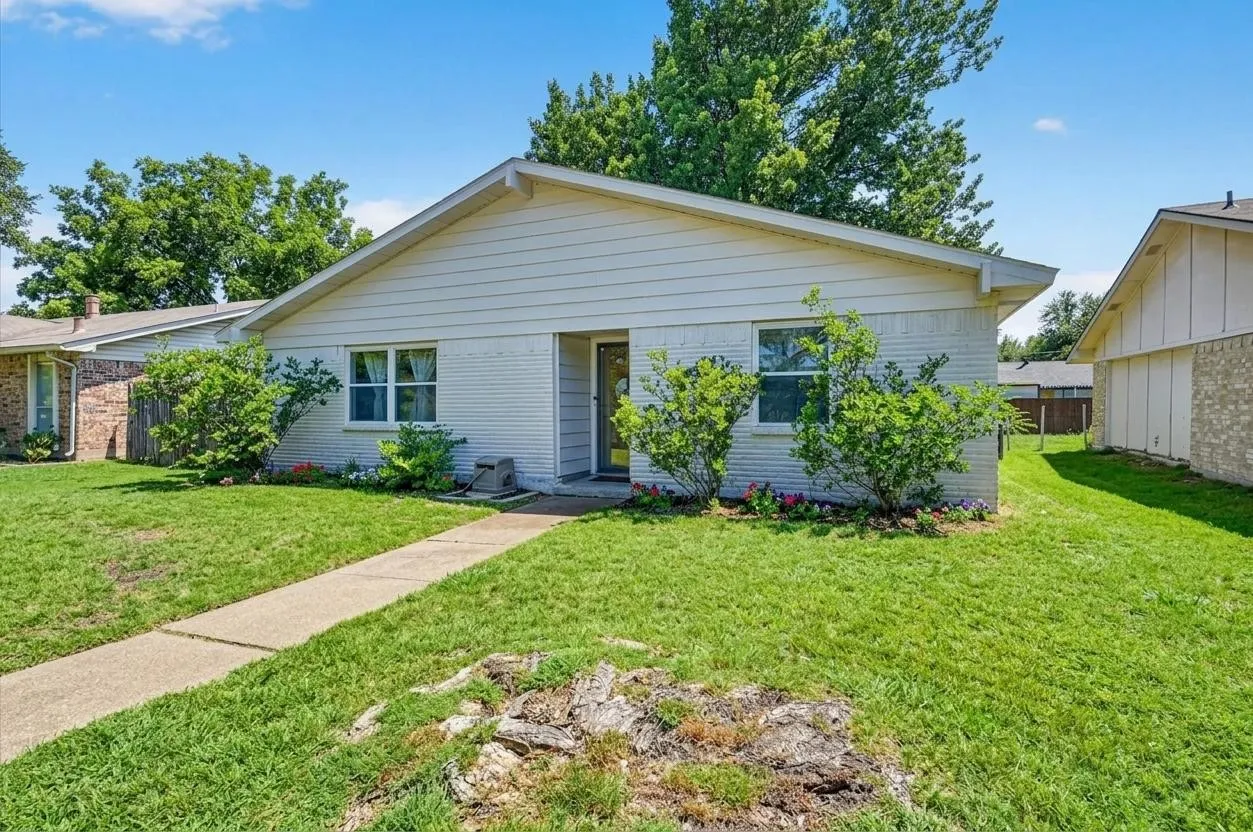 Single Family Residence For Sale in Dallas County , 3125 Rainbow Drive, Grand Prairie, Texas 75052, 3 Bedroom, 2 Bathroom, 2 Garage spaces, 1,380 Sqft, built in 1972, mls#21369607, Real Estate Agent in Grand Prairie, Homes For Sale in Dallas county, Homes For Sale in Grand Prairie, Realtor in Grand Prairie Texas, Real Estate Brokerage Independent Realty Texas, Luminita Cordes Realtor
