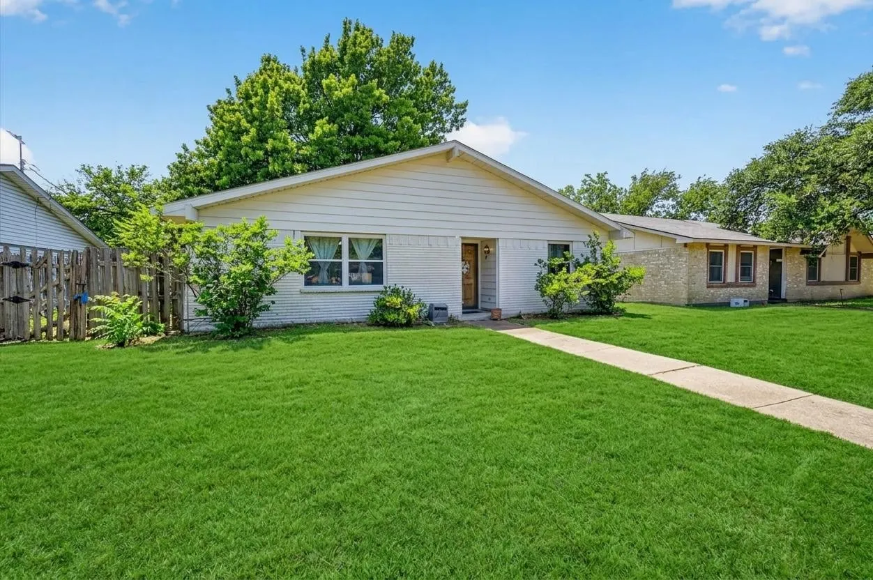 Single Family Residence For Sale in Dallas County , 3125 Rainbow Drive, Grand Prairie, Texas 75052, 3 Bedroom, 2 Bathroom, 2 Garage spaces, 1,380 Sqft, built in 1972, mls#21369607, Real Estate Agent in Grand Prairie, Homes For Sale in Dallas county, Homes For Sale in Grand Prairie, Realtor in Grand Prairie Texas, Real Estate Brokerage Independent Realty Texas, Luminita Cordes Realtor