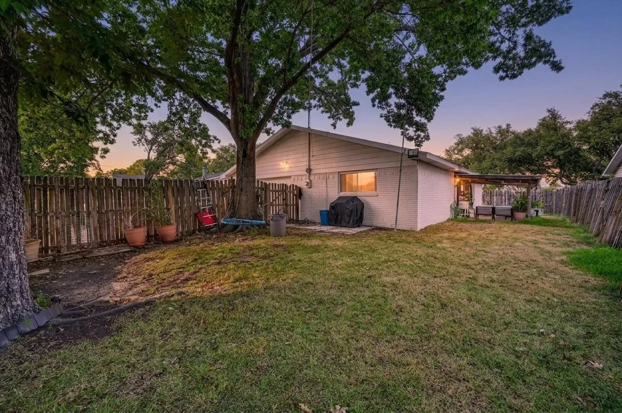 Single Family Residence For Sale in Dallas County , 3125 Rainbow Drive, Grand Prairie, Texas 75052, 3 Bedroom, 2 Bathroom, 2 Garage spaces, 1,380 Sqft, built in 1972, mls#21369607, Real Estate Agent in Grand Prairie, Homes For Sale in Dallas county, Homes For Sale in Grand Prairie, Realtor in Grand Prairie Texas, Real Estate Brokerage Independent Realty Texas, Luminita Cordes Realtor