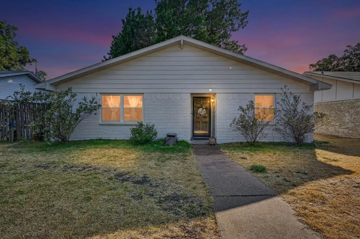 Single Family Residence For Sale in Dallas County , 3125 Rainbow Drive, Grand Prairie, Texas 75052, 3 Bedroom, 2 Bathroom, 2 Garage spaces, 1,380 Sqft, built in 1972, mls#21369607, Real Estate Agent in Grand Prairie, Homes For Sale in Dallas county, Homes For Sale in Grand Prairie, Realtor in Grand Prairie Texas, Real Estate Brokerage Independent Realty Texas, Luminita Cordes Realtor