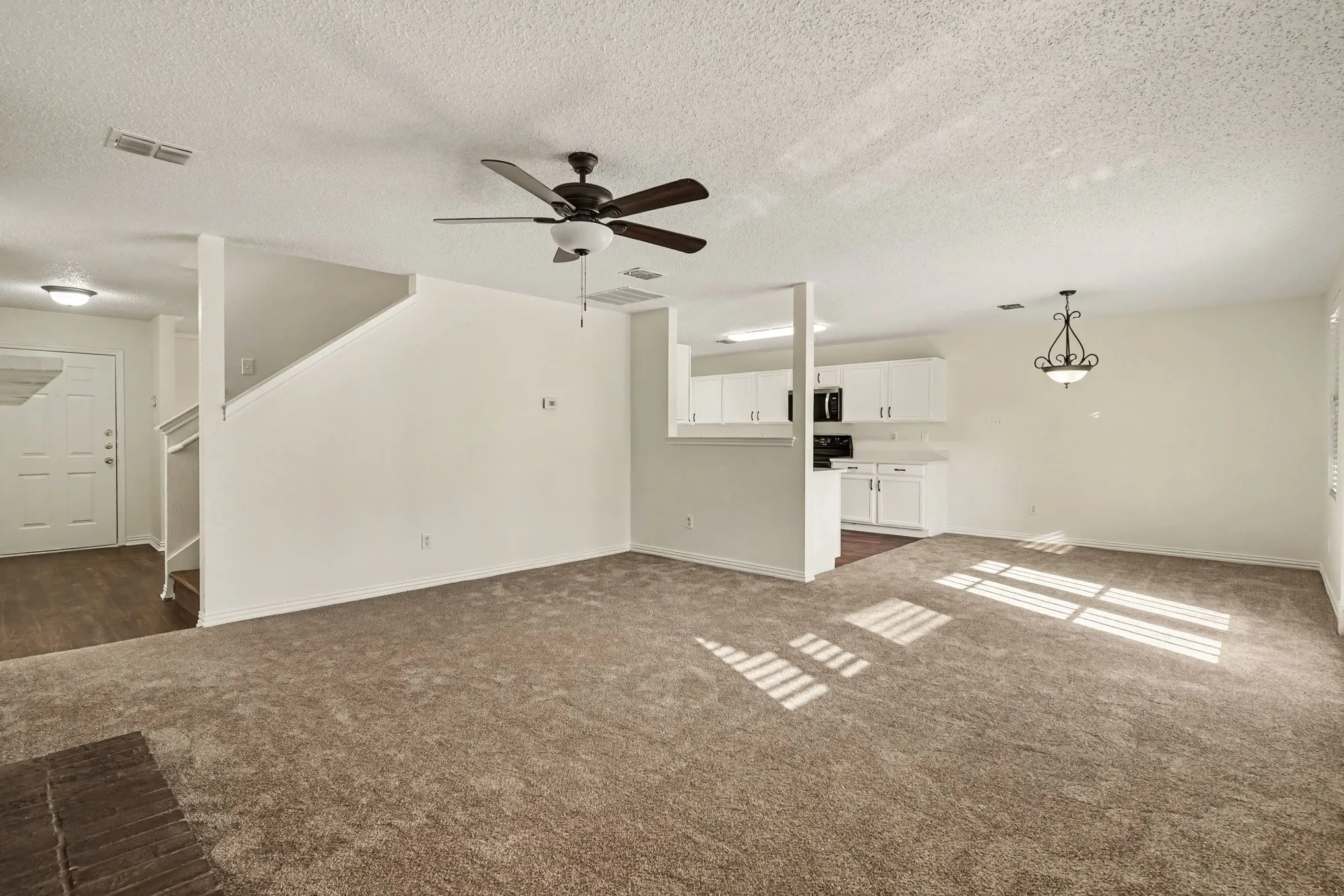 Single Family Residence For Sale in Tarrant County , 1404 Sunflower Court, Burleson, Texas 76028, 4 Bedroom, 3 Bathroom, 2 Garage spaces, 2,456 Sqft, built in 2005, mls#21367574, Real Estate Agent in Burleson, Homes For Sale in Tarrant county, Homes For Sale in Burleson, Realtor in Burleson Texas, Real Estate Brokerage Independent Realty Texas, Luminita Cordes Realtor