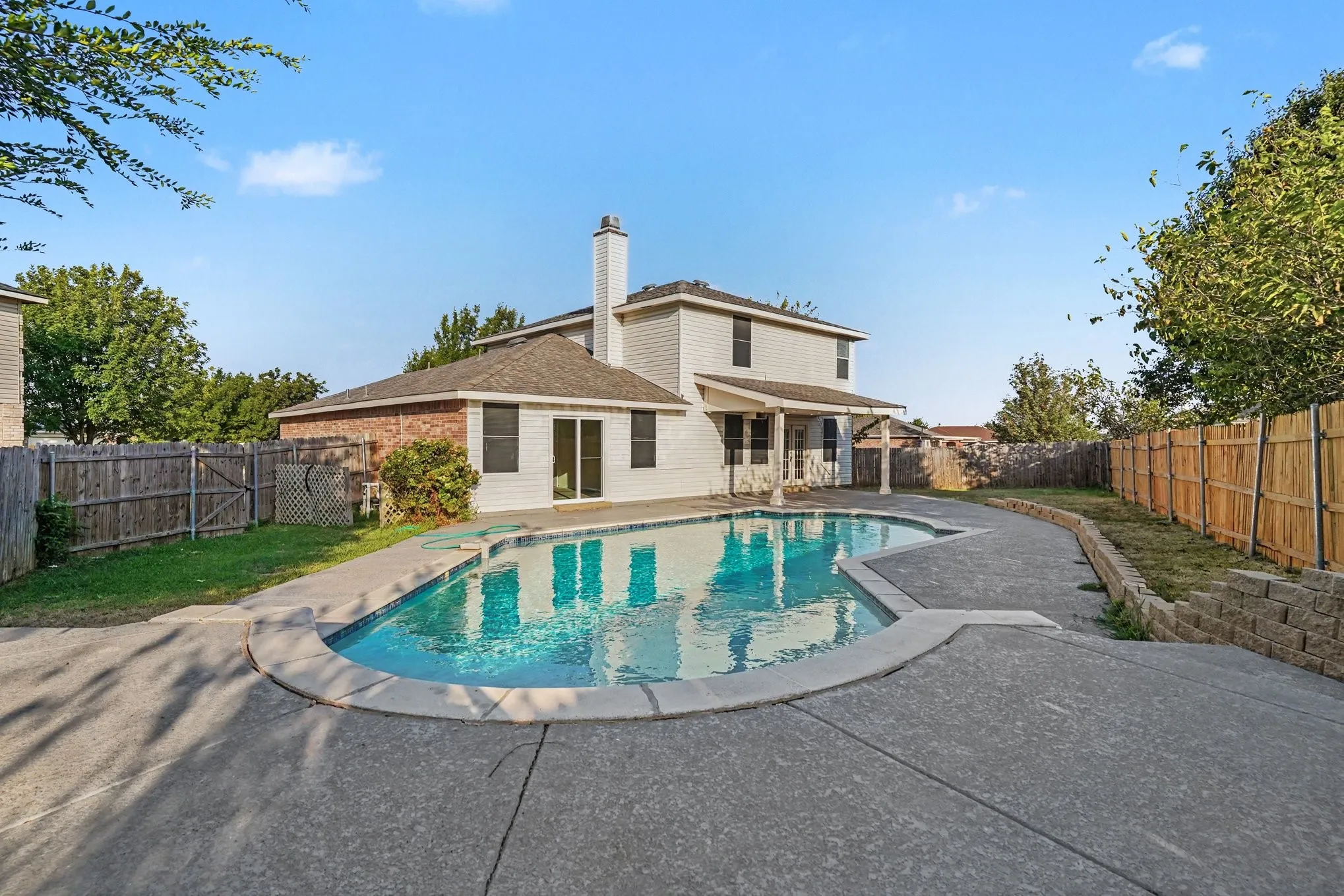 Single Family Residence For Sale in Tarrant County , 1404 Sunflower Court, Burleson, Texas 76028, 4 Bedroom, 3 Bathroom, 2 Garage spaces, 2,456 Sqft, built in 2005, mls#21367574, Real Estate Agent in Burleson, Homes For Sale in Tarrant county, Homes For Sale in Burleson, Realtor in Burleson Texas, Real Estate Brokerage Independent Realty Texas, Luminita Cordes Realtor
