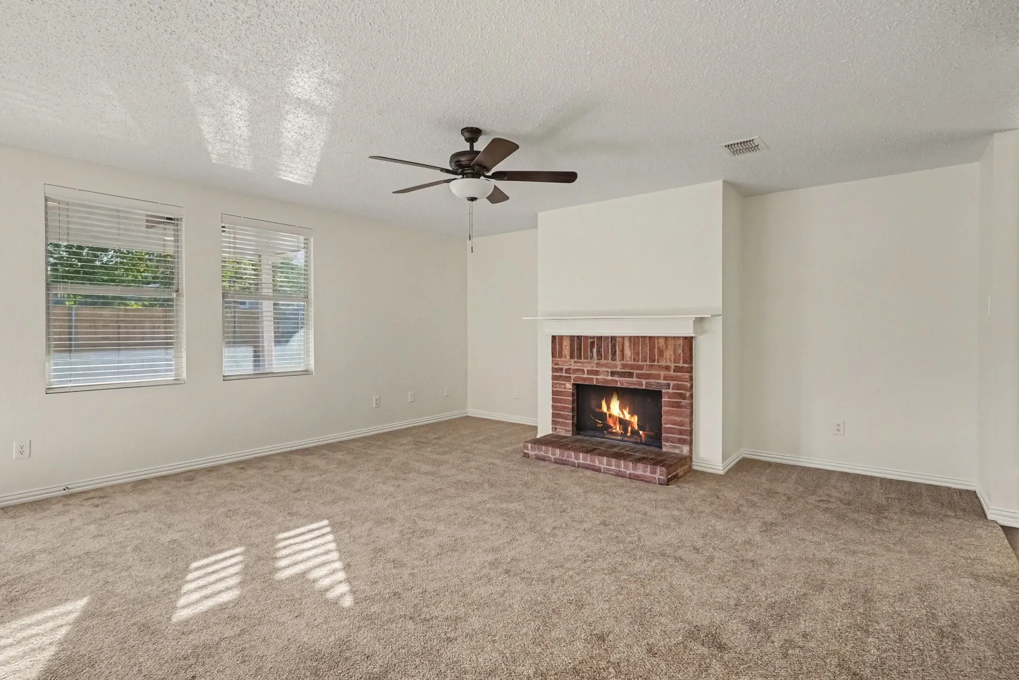 Single Family Residence For Sale in Tarrant County , 1404 Sunflower Court, Burleson, Texas 76028, 4 Bedroom, 3 Bathroom, 2 Garage spaces, 2,456 Sqft, built in 2005, mls#21367574, Real Estate Agent in Burleson, Homes For Sale in Tarrant county, Homes For Sale in Burleson, Realtor in Burleson Texas, Real Estate Brokerage Independent Realty Texas, Luminita Cordes Realtor